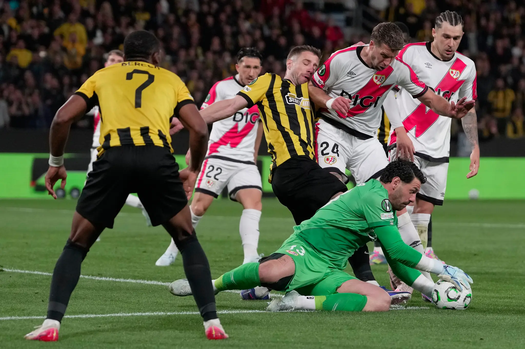 Futbalisti Rayo Vallecano napokon postúpili do semifinále Konferenčnej ligy.