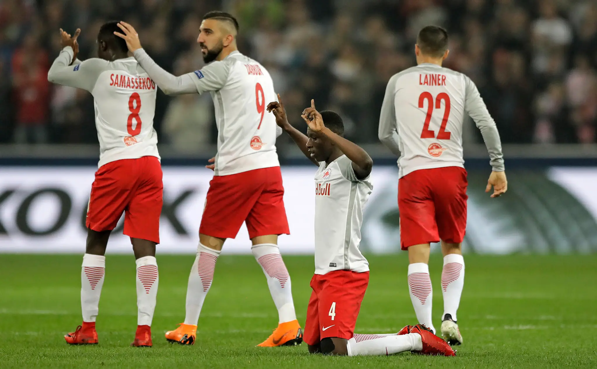 Amadou Haidara (druhý sprava) oslavuje so spoluhráčmi zo Salzburgu gól v odvete semifinále EL proti Marseille.