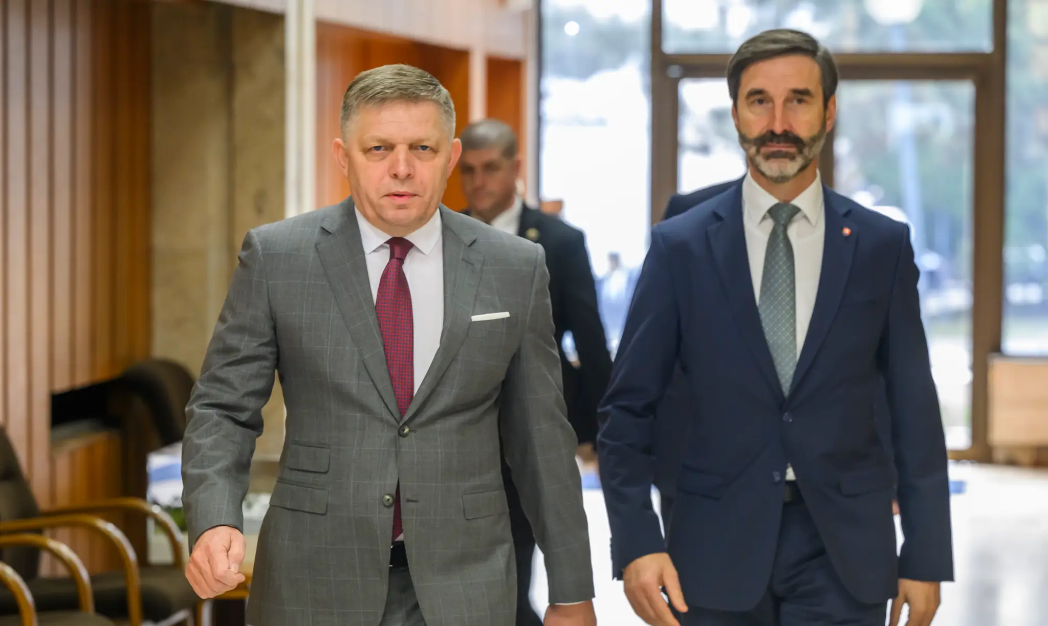 Na snímke zľava predseda vlády SR Robert Fico (Smer-SD) a minister zahraničných vecí a európskych záležitostí SR Juraj Blanár (Smer-SD).