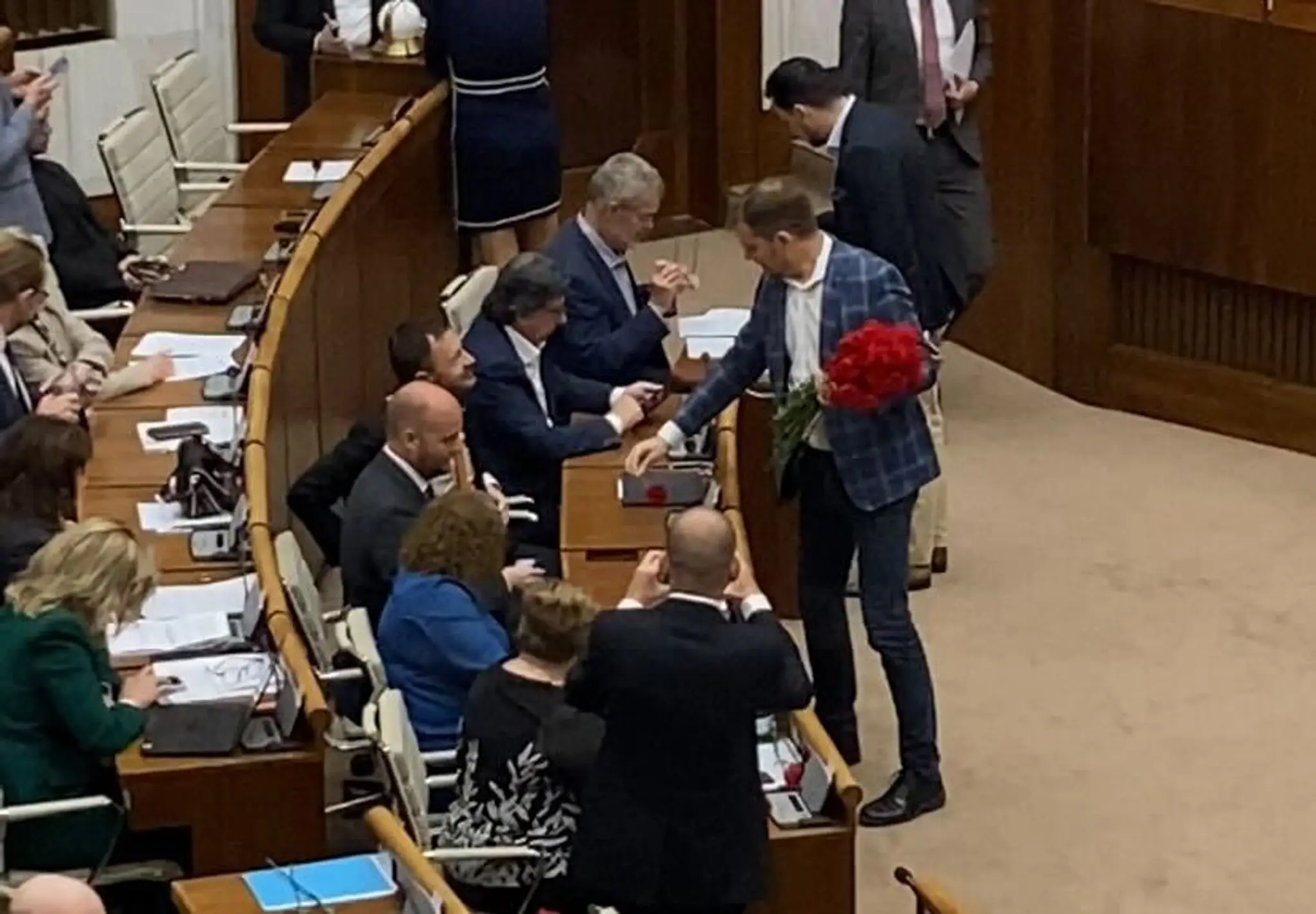 Matovič rozdával v pléne NRSR karafiáty.
