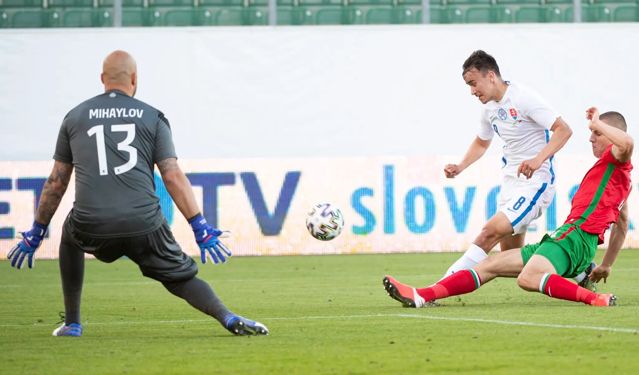 David Strelec (Slovensko), vľavo Nikolaj Mihajlov a vpravo Valentin Antov (obaja Bulharsko) v prípravnom zápase pred EURO 2020.