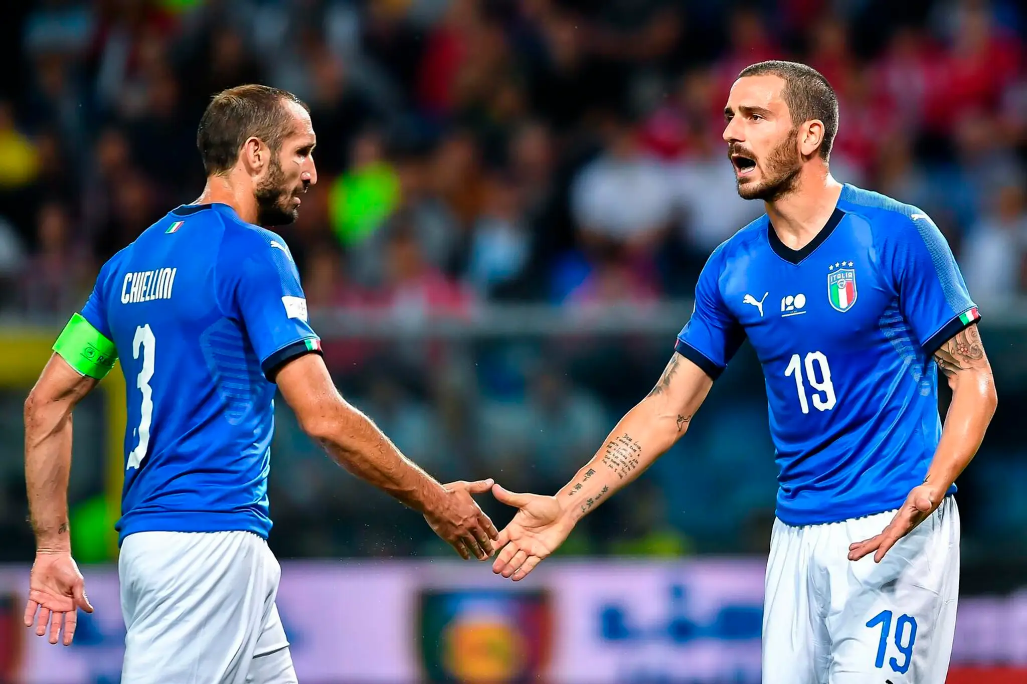 Obrancovia Talianska Leonardo Bonucci (vpravo) a Giorgio Chiellini v príprave proti Ukrajine.