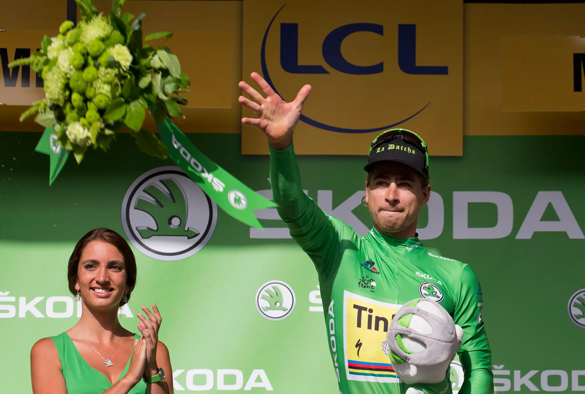 Peter Sagan hádže do davu kyticu