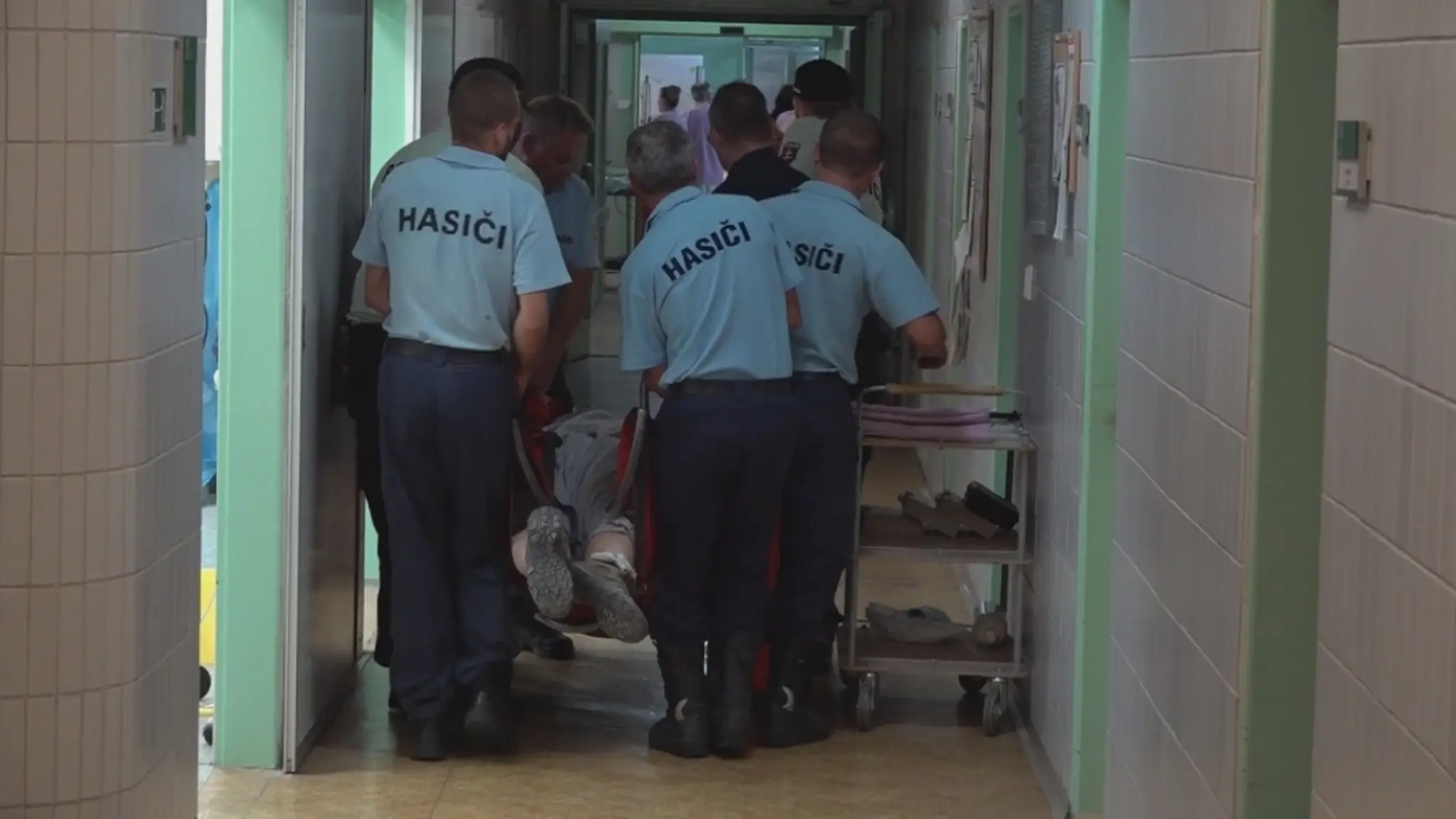 Hasiči pomáhajú záchranárom pri prevoze extrémne obézneho muža