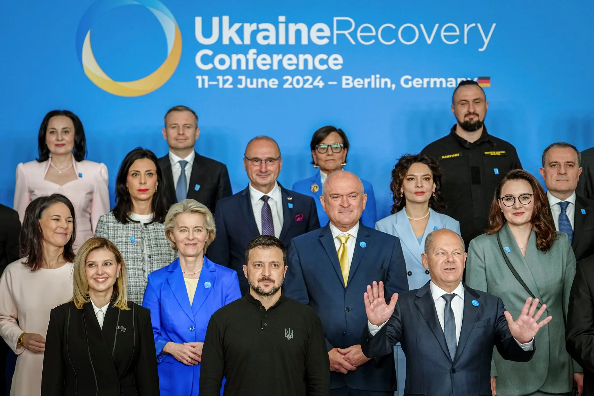 Ukrajinský prezident Volodymyr Zelenskyj (v popredí uprostred), jeho manželka Olena Zelenská (vľavo) a nemecký kancelár Olaf Scholz (v popredí vpravo) pózujú s ostatnými politikmi počas medzinárodnej konferencie o obnove Ukrajiny.