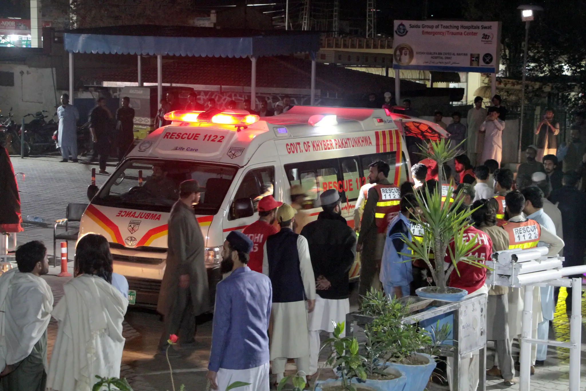 Záchranári vykladajú zranených ľudí zo sanitky pred nemocnicou v pakistanskom meste Saidu Šaríf.