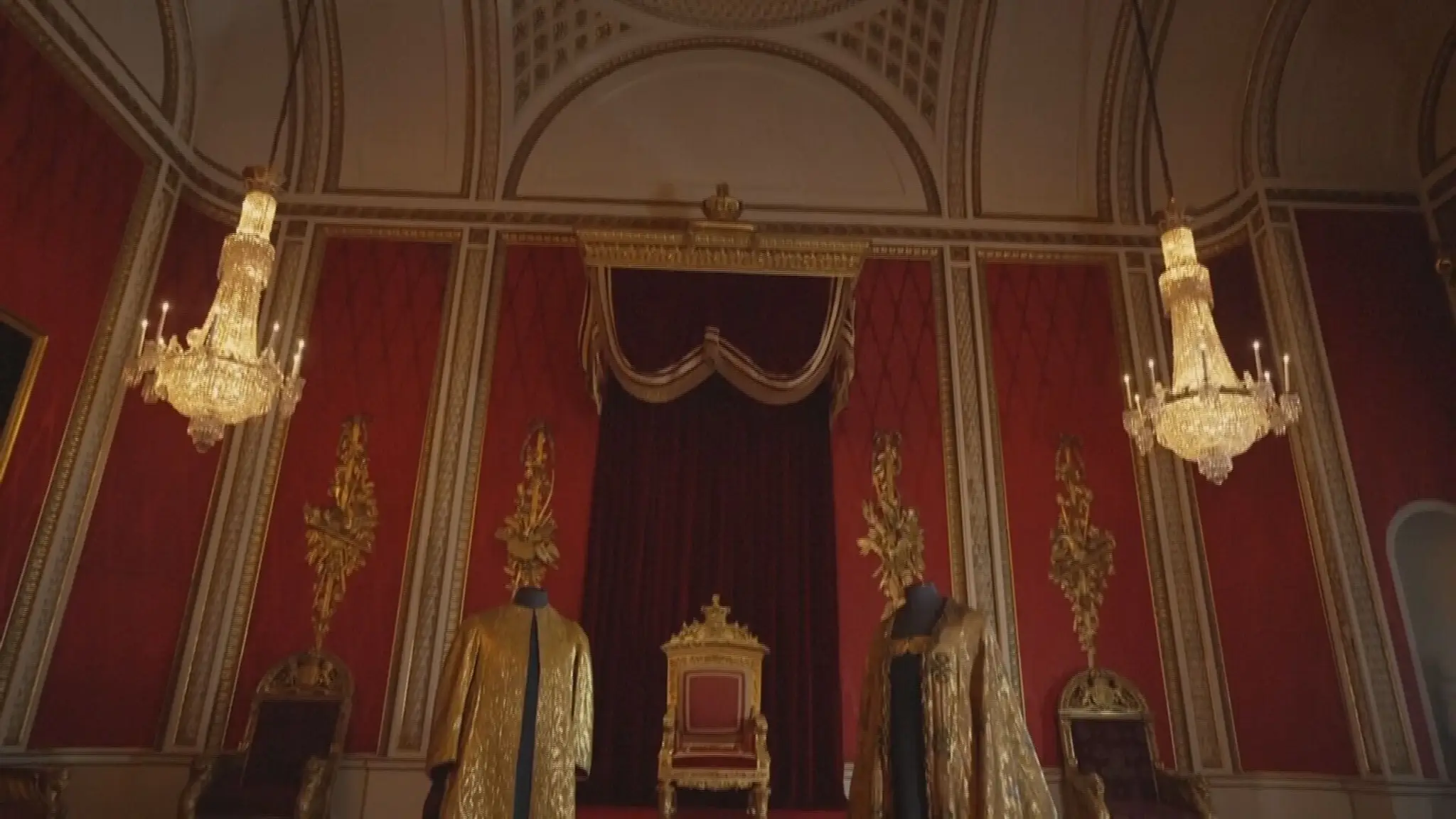 Rúcho vyrobené na korunováciu britských monarchov.