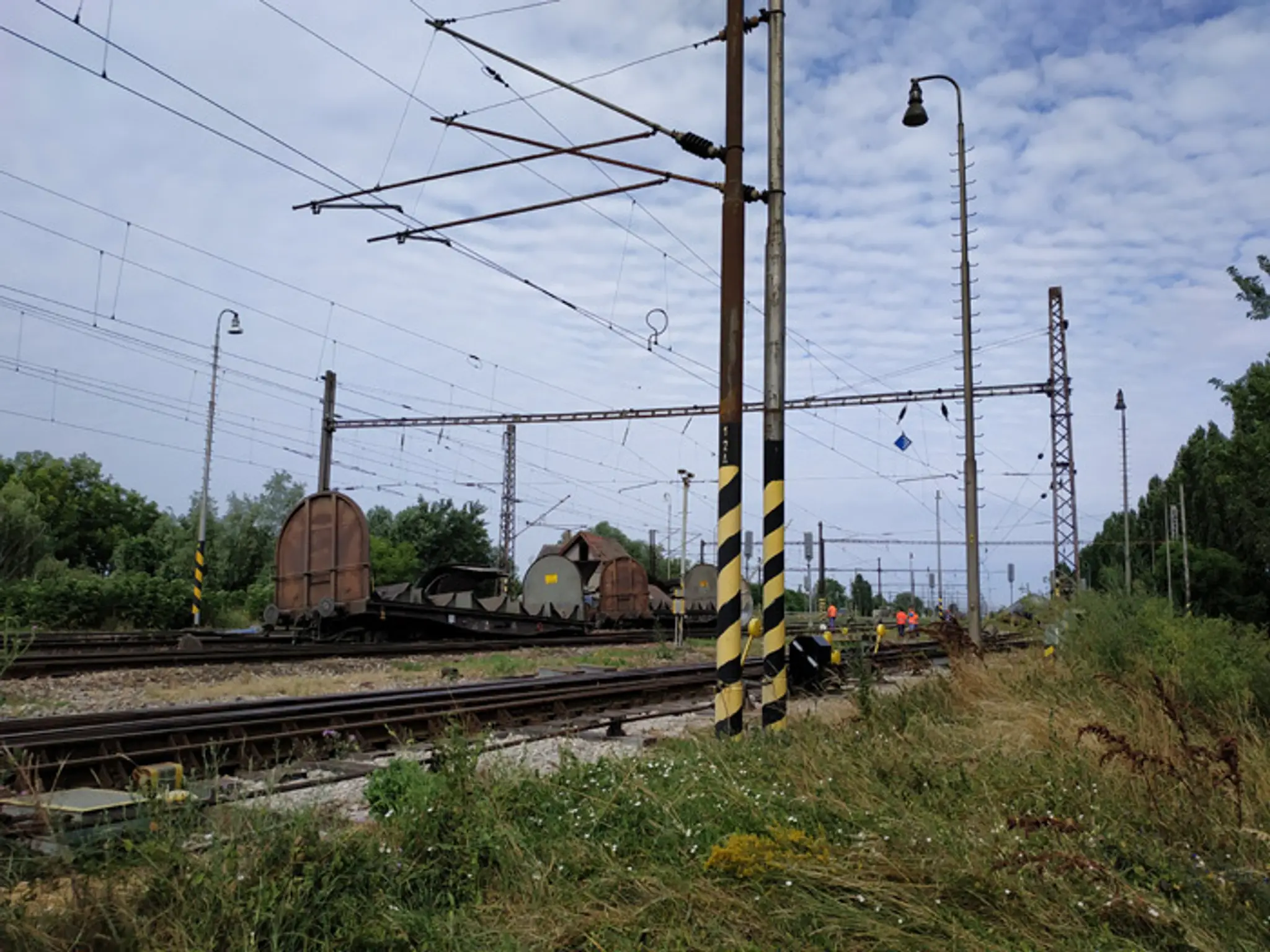 Vagón z vykoľajeného vlaku v Trnovci nad Váhom.