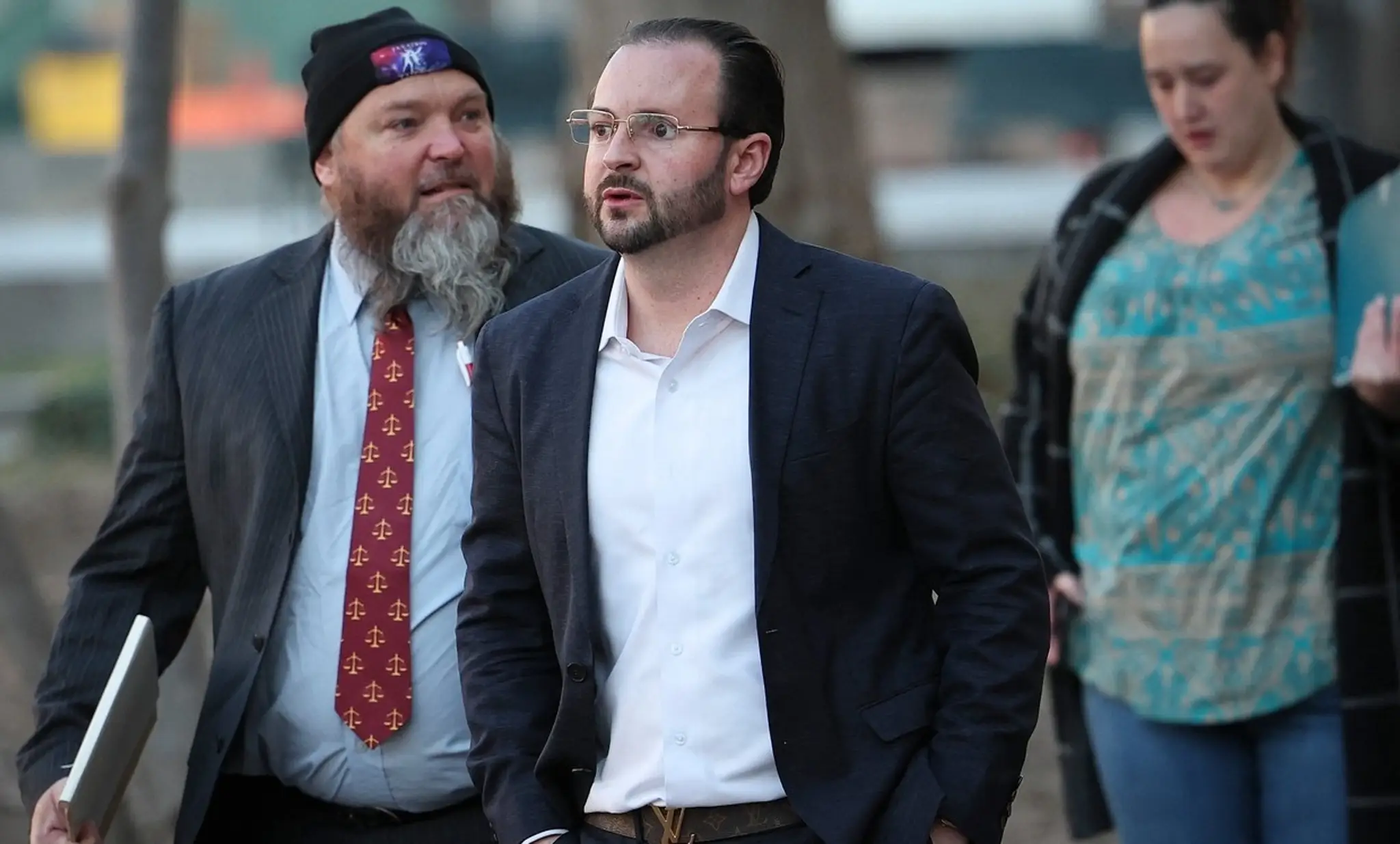 Vodca hnutia Proud Boys Ethan Nordean (vľavo) so svojím právnikom.