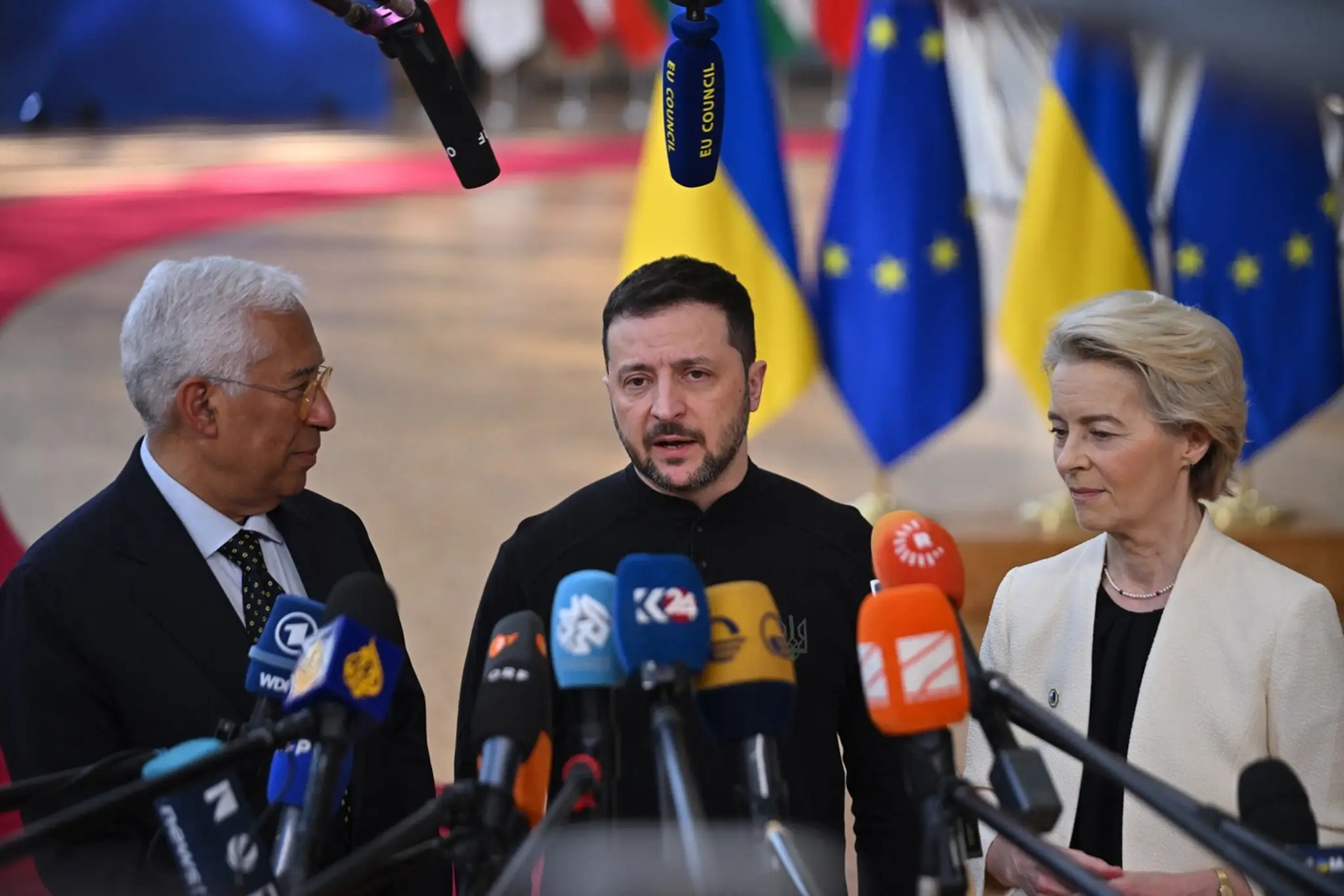Predsedníčka Európskej komisie Ursula von der Leyenová (vpravo), ukrajinský prezident Volodymyr Zelenskyj (uprostred) a predseda Európskej rady António Costa.