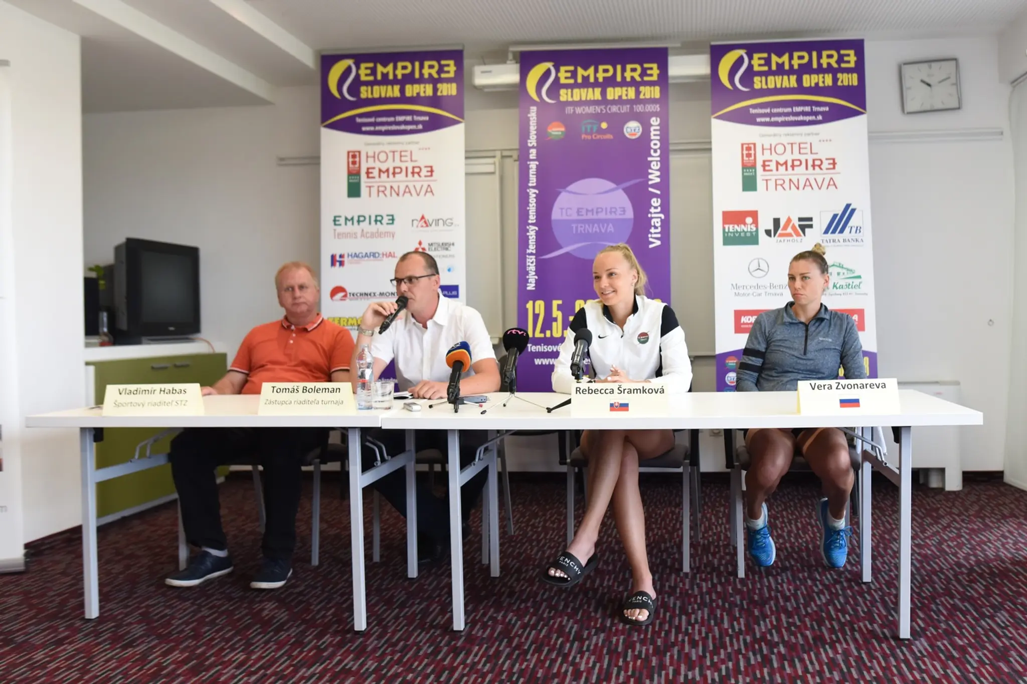 Športový riaditeľ STZ Vladimír Habas, športový riaditeľ TC Empire Tomáš Boleman, slovenská tenistka Rebecca Šramková a ruská ten