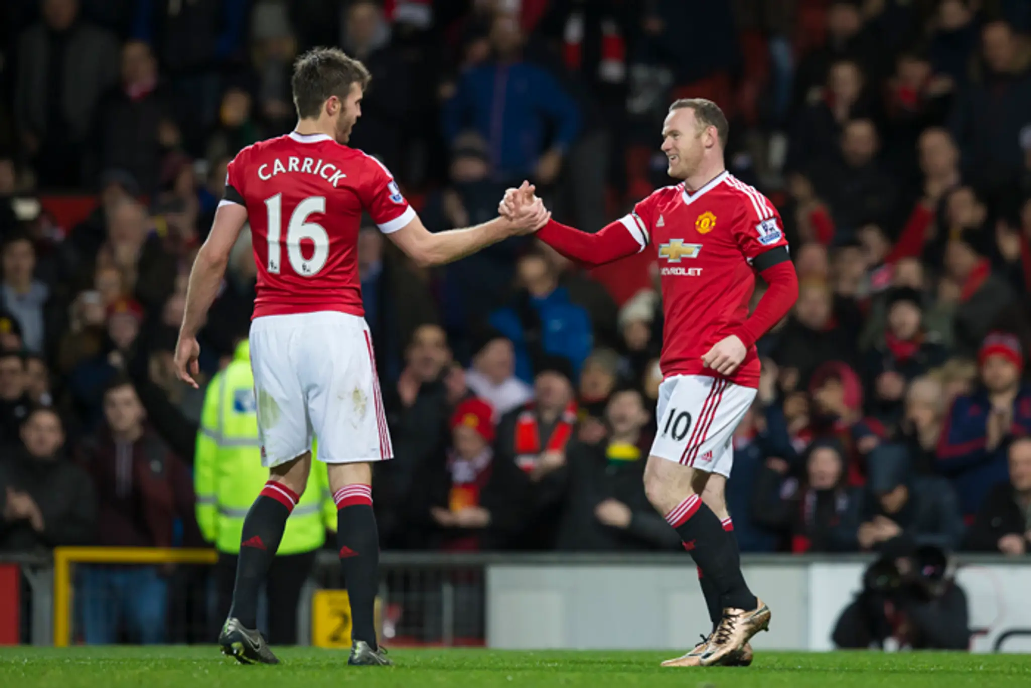 Wayne Rooney a Michael Carrick sa tešia po skórovanív Premiere League.