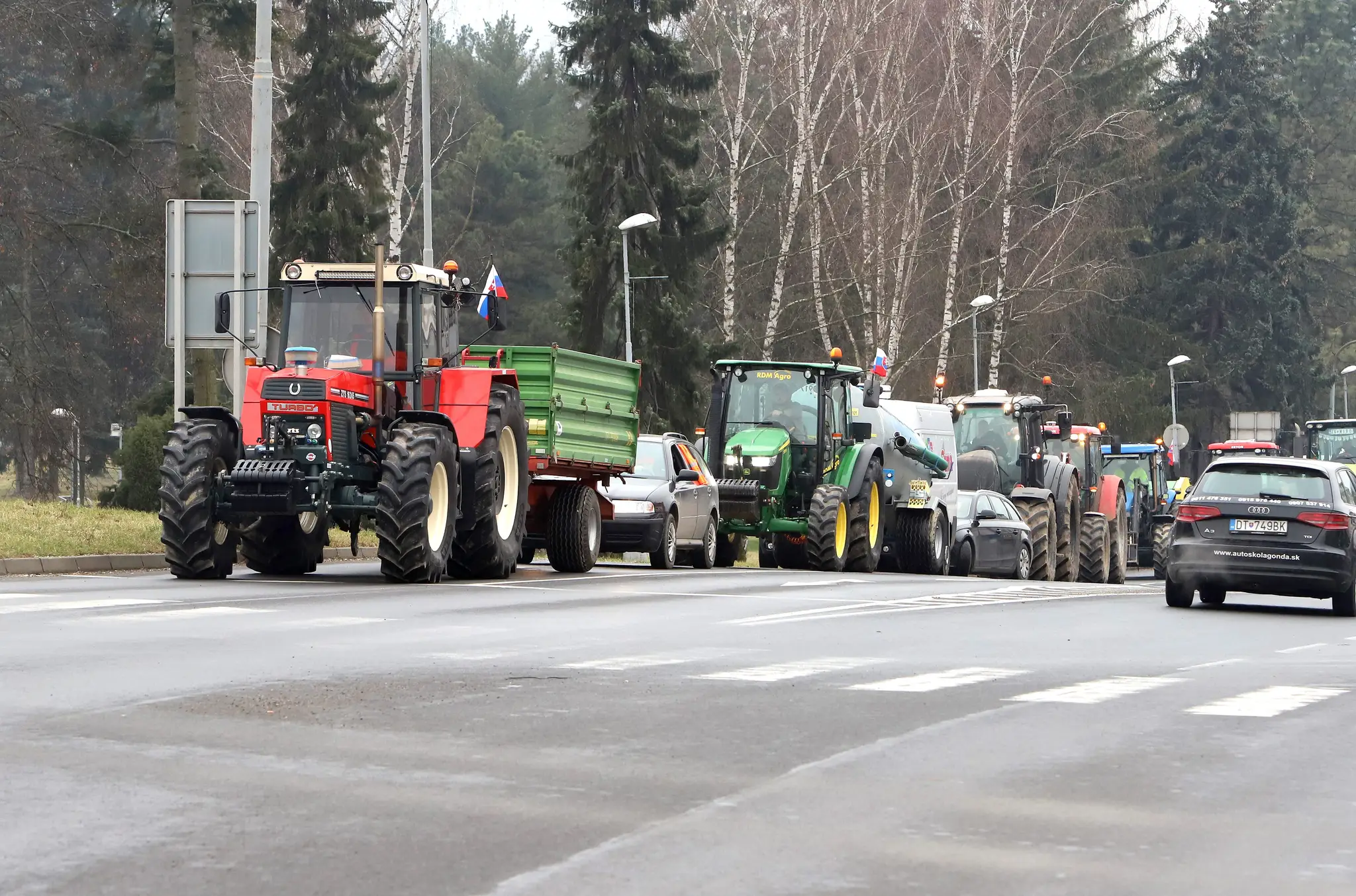 Na snímke kolóna poľnohospodárských strojov a traktorov počas celoslovenského protestu farmárov.