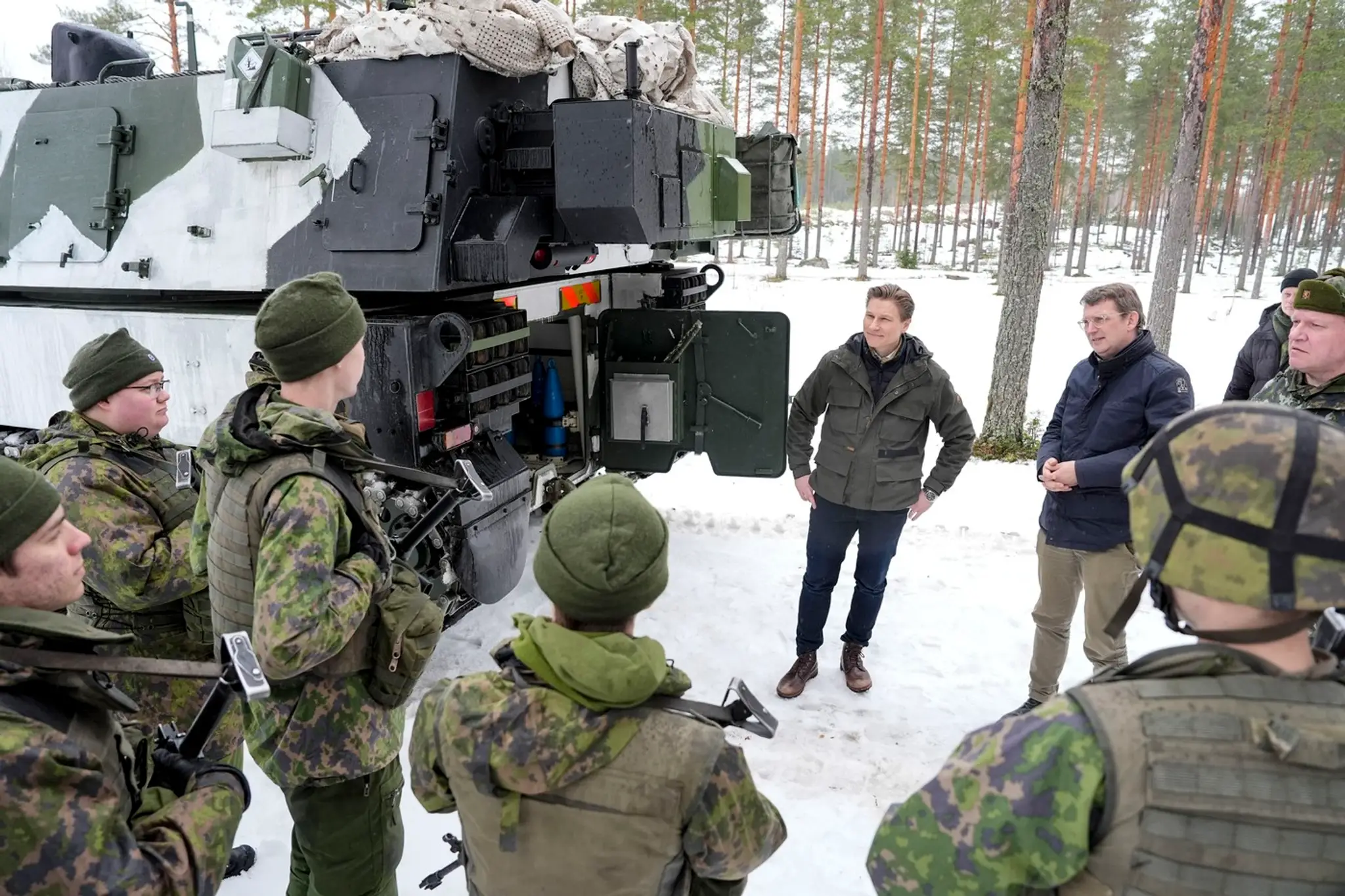 Dánsky minister obrany Troels Lund Poulsen sa prihovára fínskym vojakom, ktorí strážia hranice NATO.