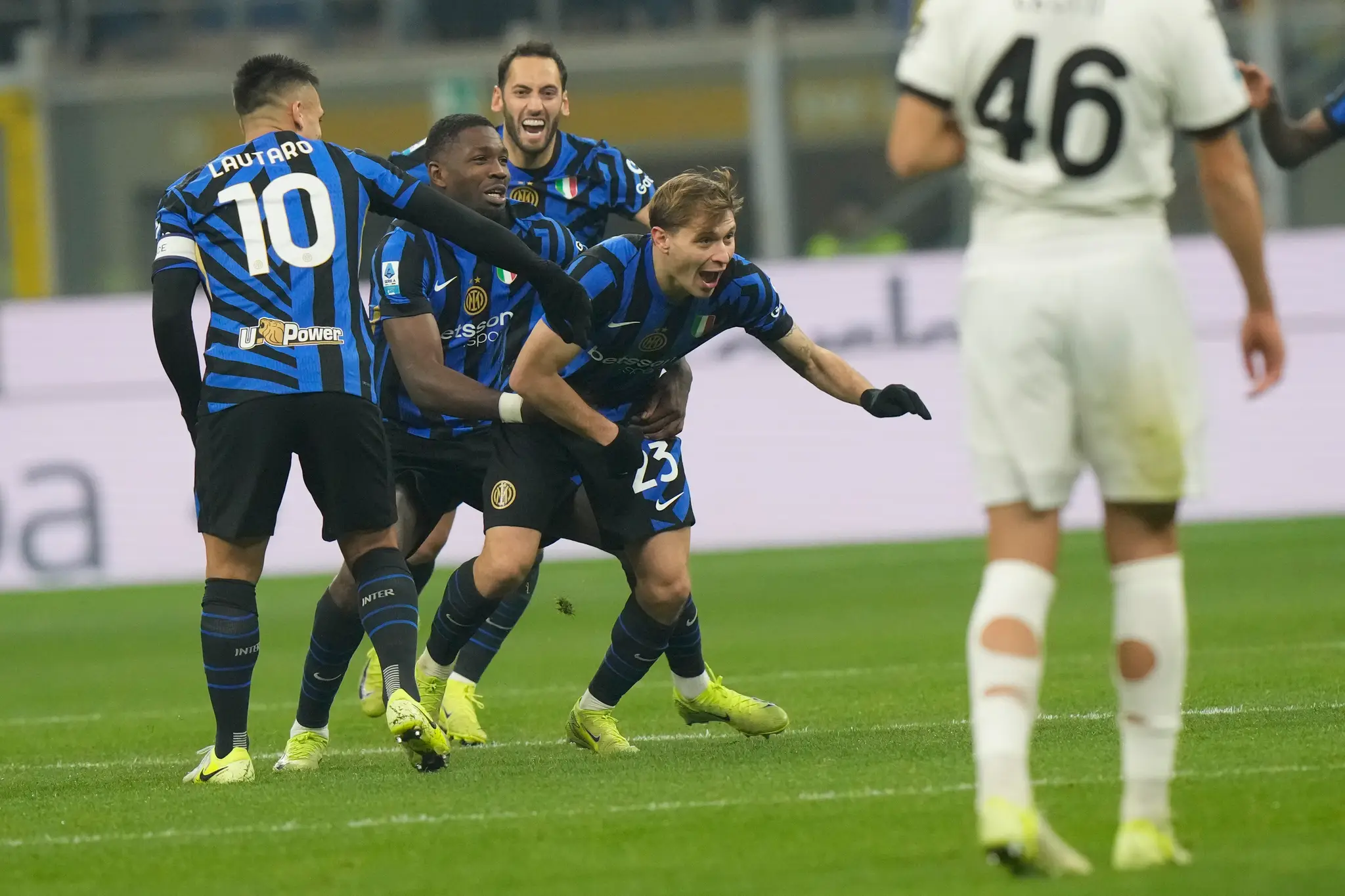 Futbalista Interu Miláno Nicolo Barella (vpravo) sa teší z gólu.