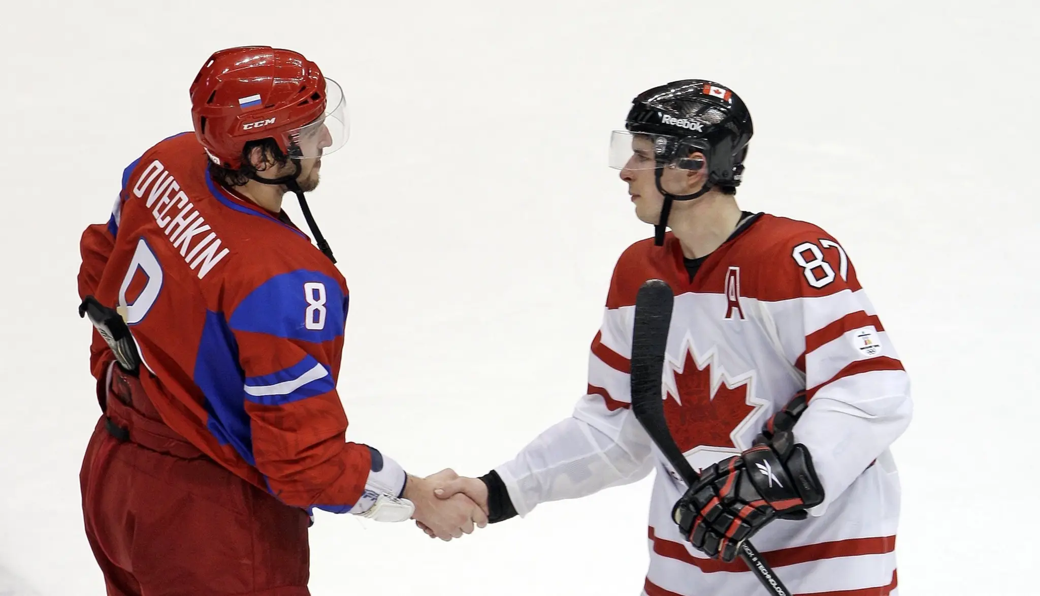 Alexander Ovečkin a Sidney Crosby si podávajú ruky po skončení druhého štvrťfinále na ZOH vo Vancouveri.