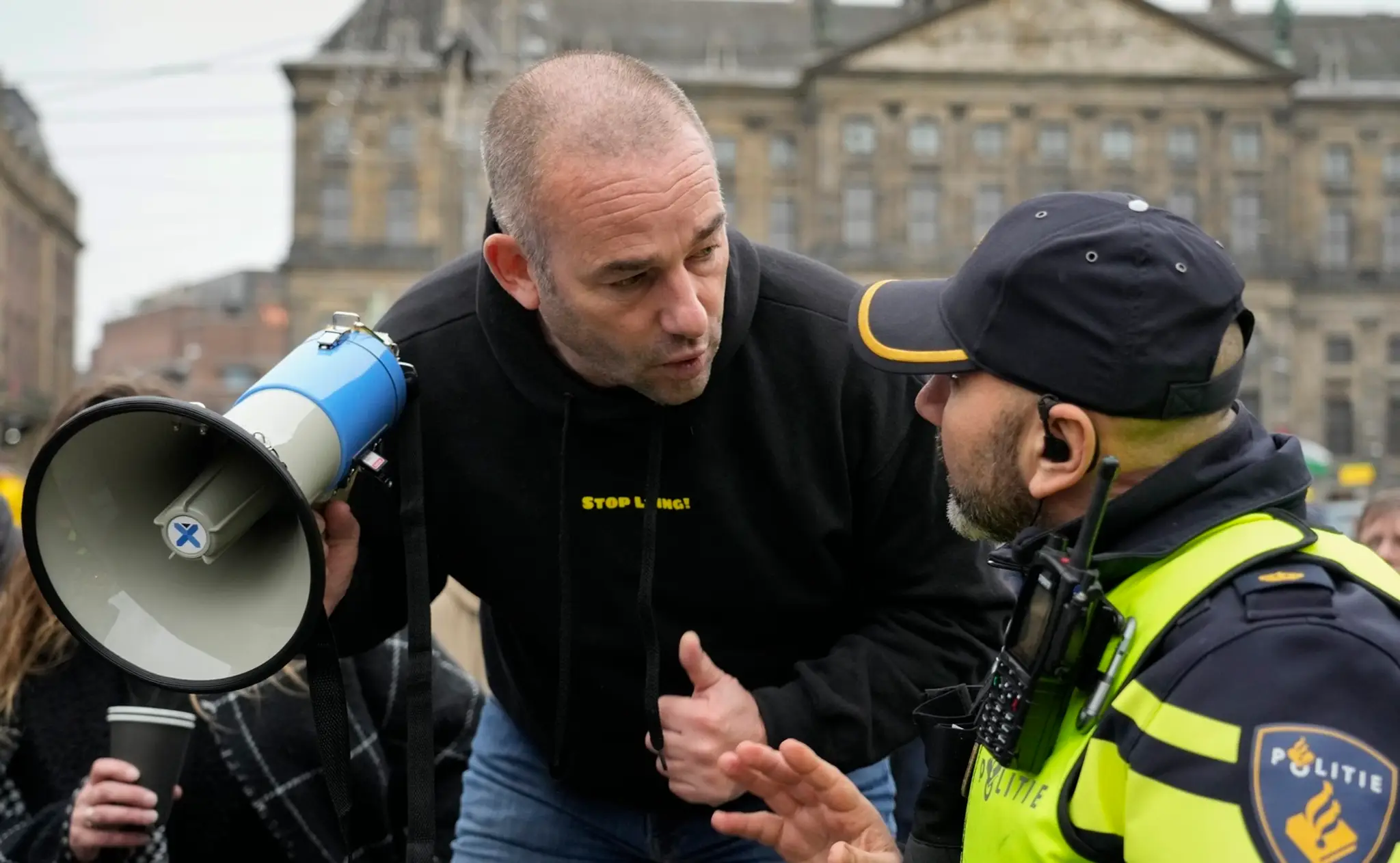 Proti sprísňovaniu pandemických opatrení v piatok v Haagu protestovali desiatky demonštrantov.