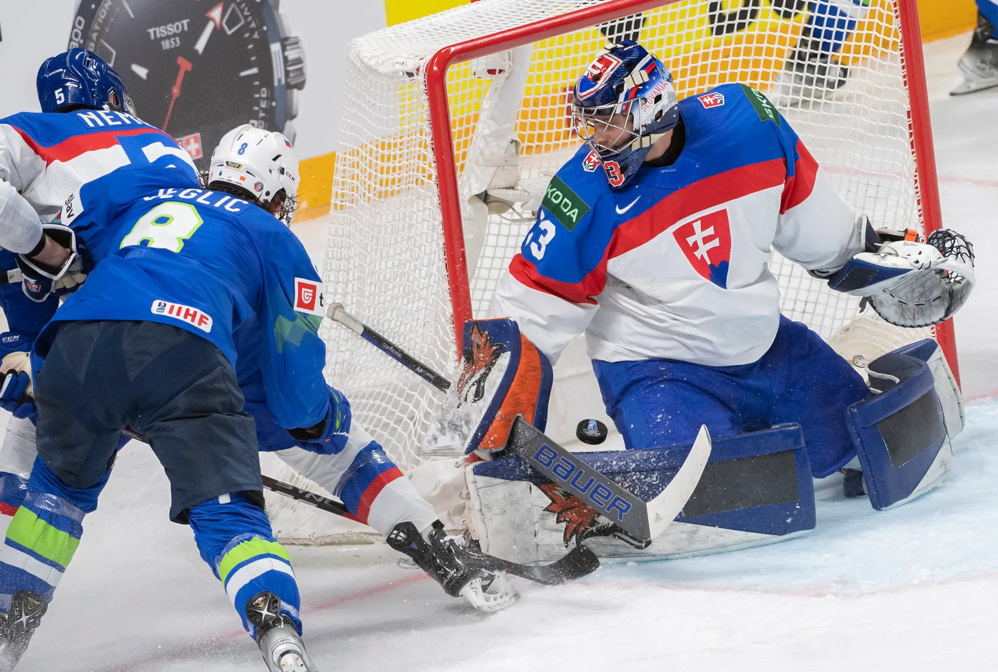 Na snímke vpravo brankár Rastislav Škorvánek, (Slovensko), uprostred Žiga Jeglič (Slovinsko) a vľavo Šimon Nemec (Slovensko).