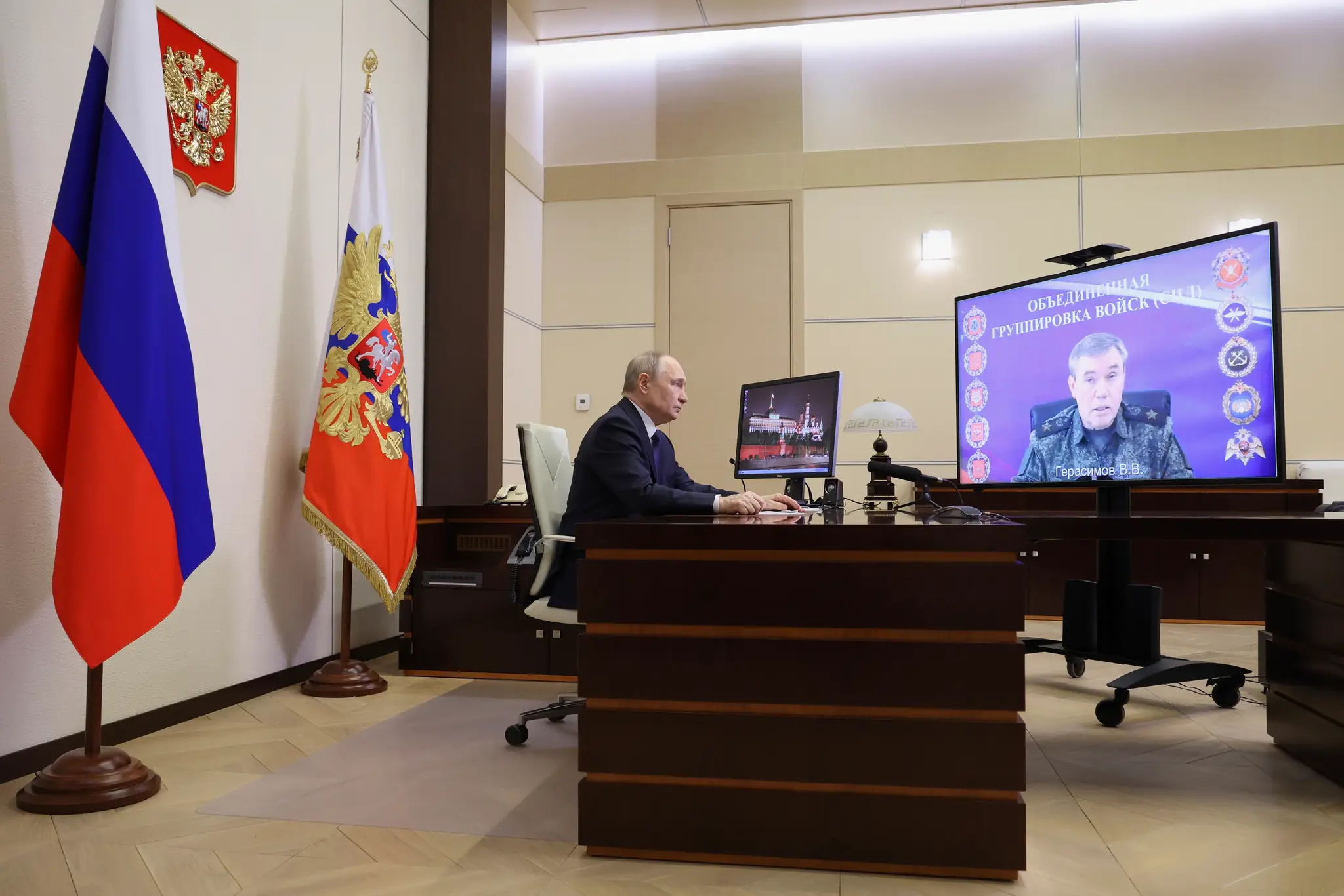 Ruský prezident Vladimir Putin počúva náčelníka generálneho štábu ruských ozbrojených síl Valerija Gerasimova počas ich stretnutia prostredníctvom videokonferencie.