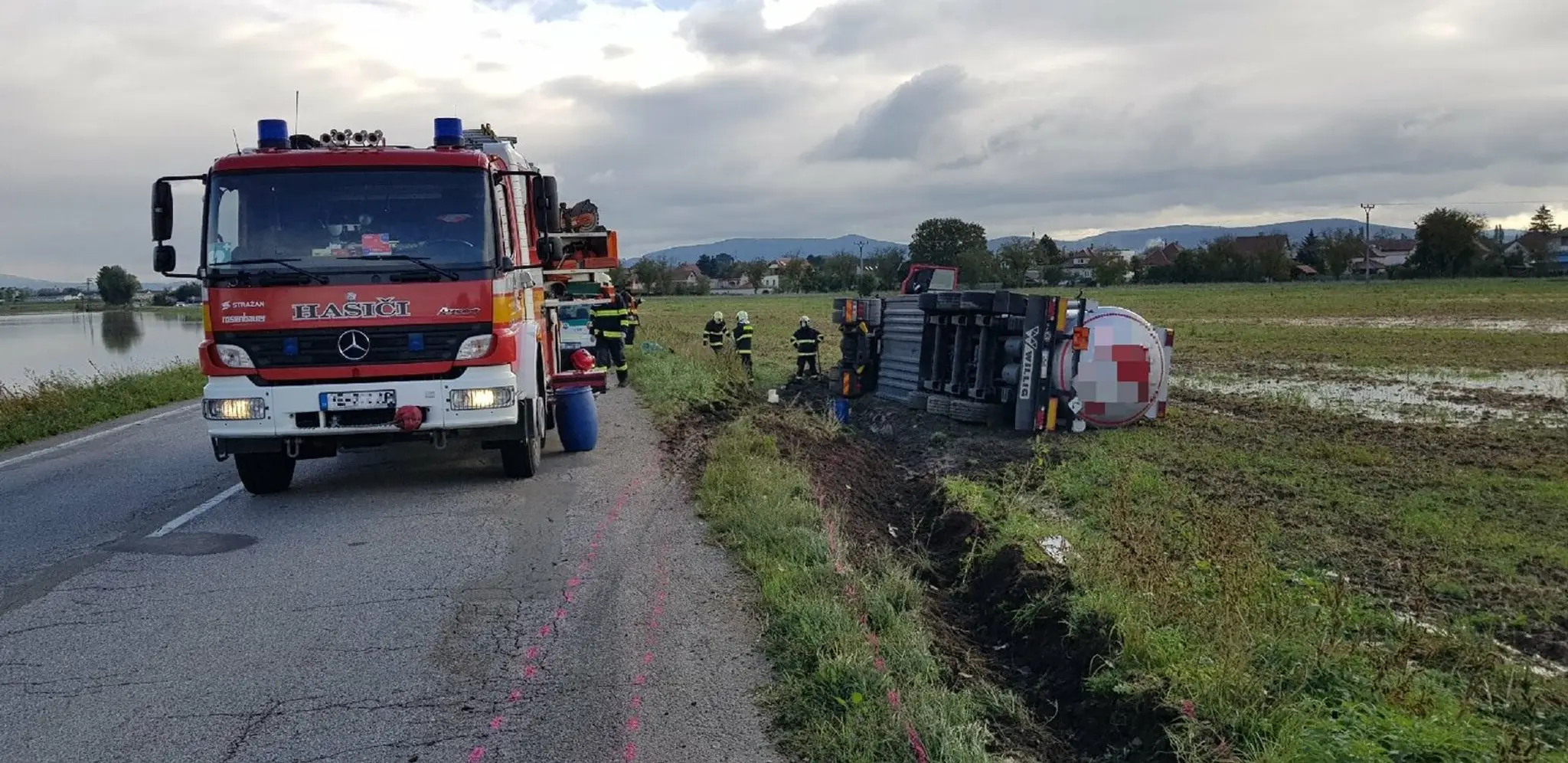 Matúš s Katkou na streche domu farmára týždňa
