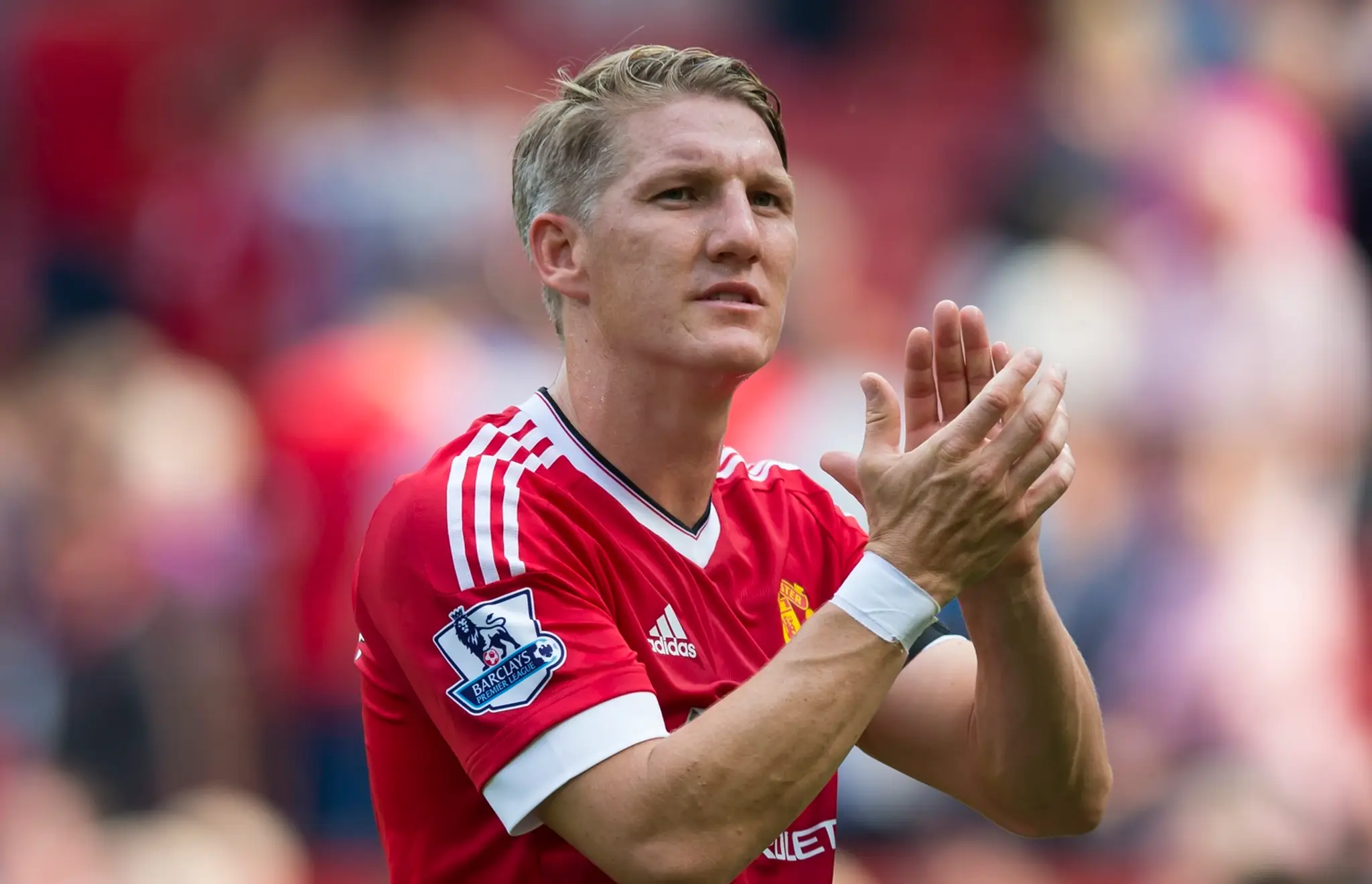 Na snímke nemecký stredopoliar Manchestru Bastian Schweinsteiger tlieska divákom po výhre nad Tottenhamom.