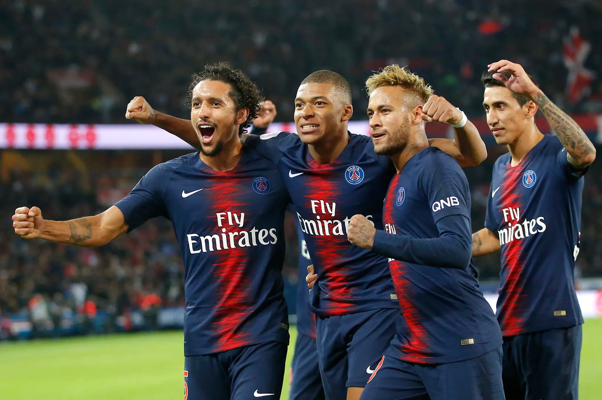 Radosť hráčov PSG v dueli s Lyonom - zľava Marquinhos, Mbappé, Neymar a Di María.