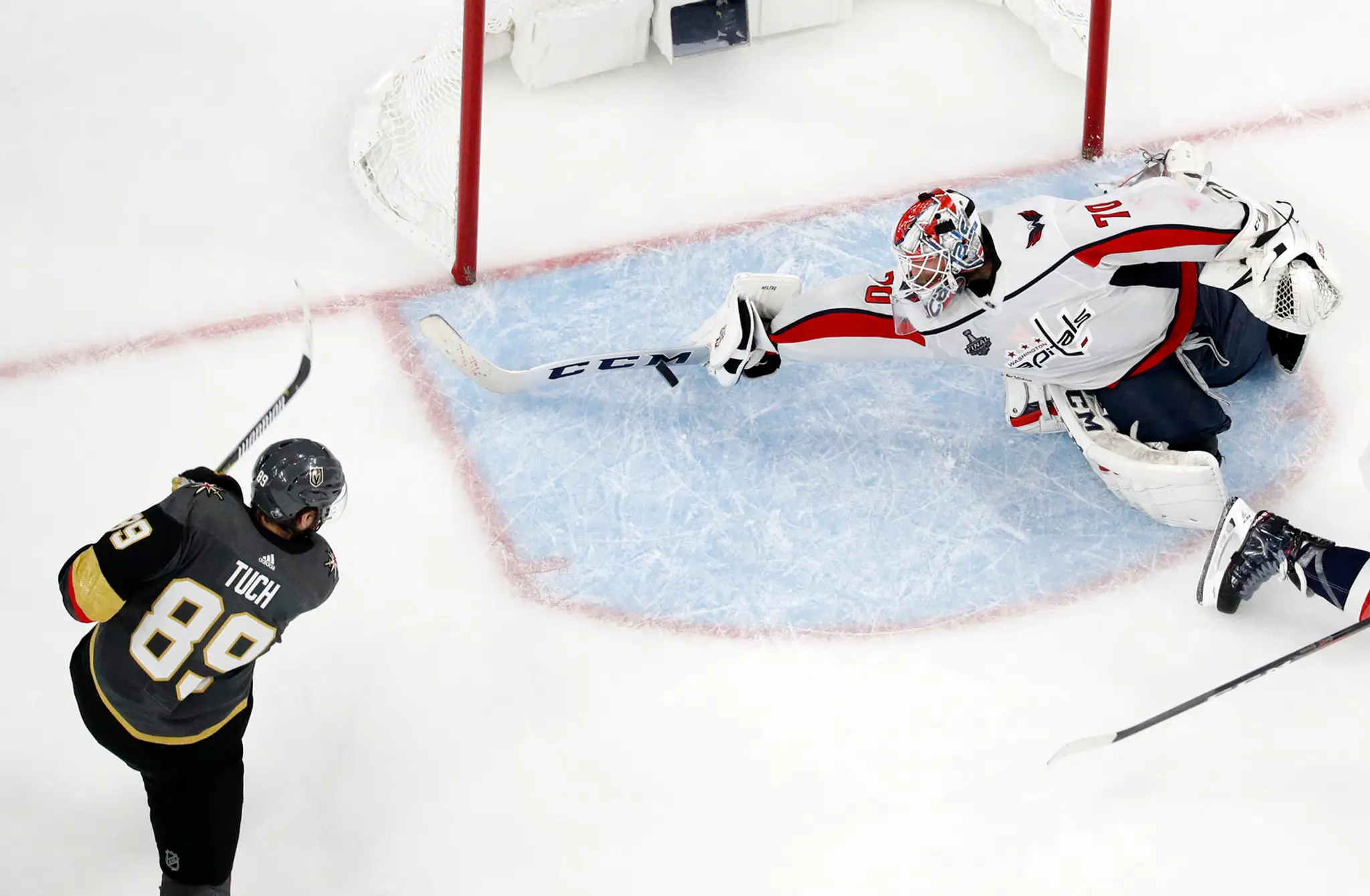 Gólman Washingtonu Braden Holtby chytá pokus Alexa Tucha z Vegas v druhom finále NHL.
