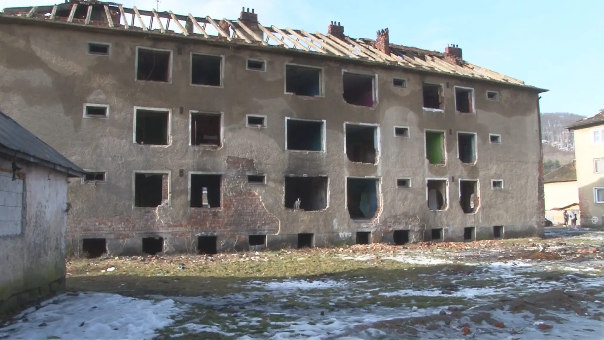Zdevastovaná bytovka.