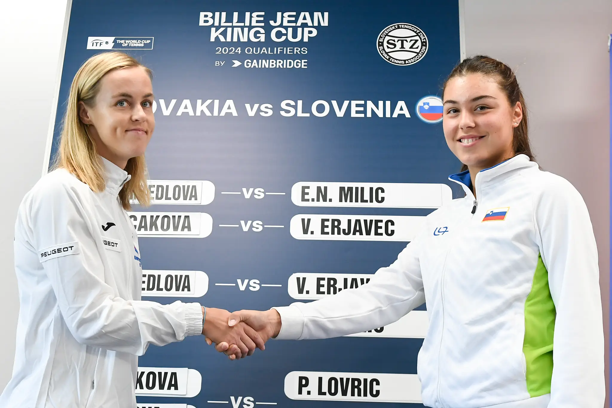 Na snímke vľavo Anna Karolína Schmiedlová (Slovensko) a vpravo Ela Nala Miličová (Slovinsko).