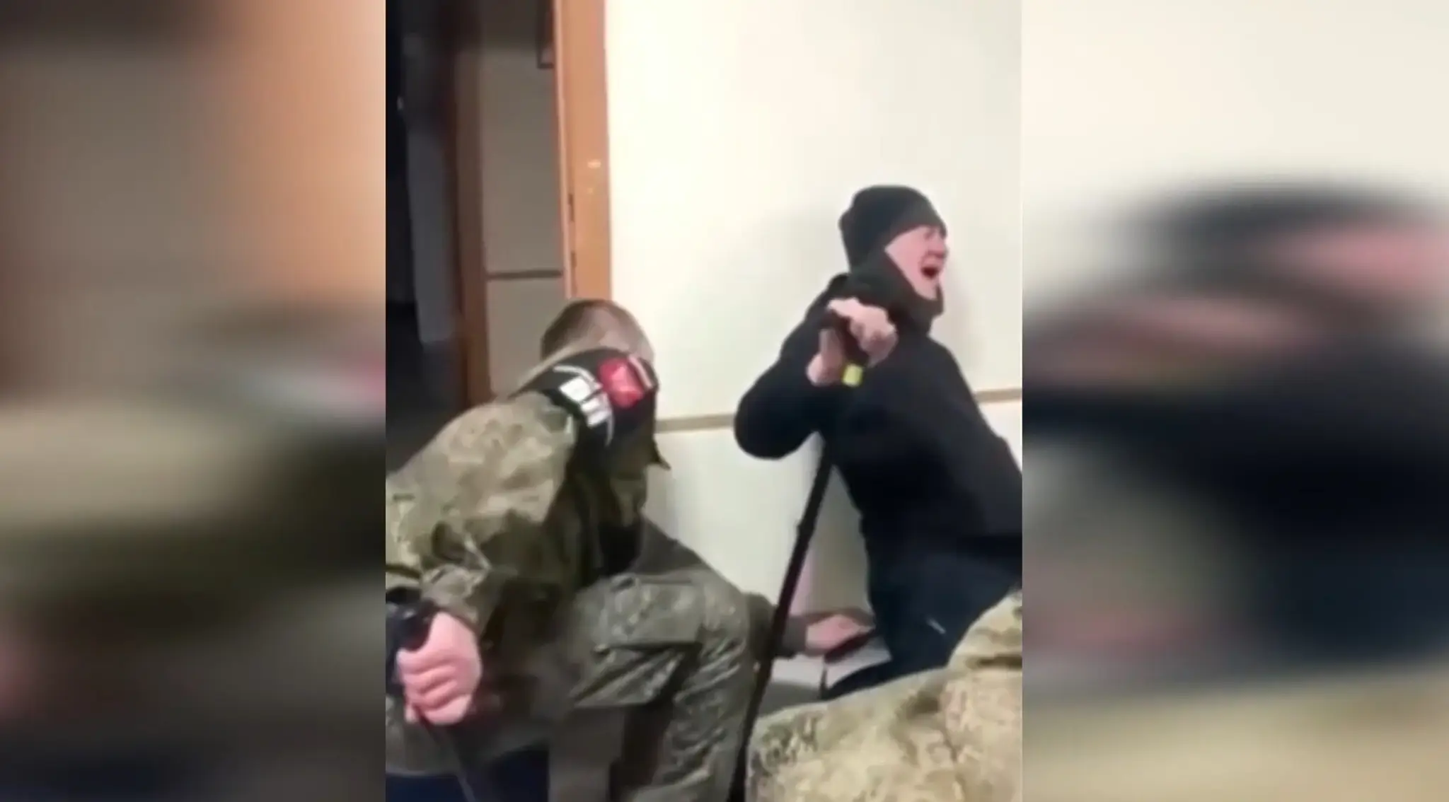 Vojenský policajt zbil zraneného vojaka.