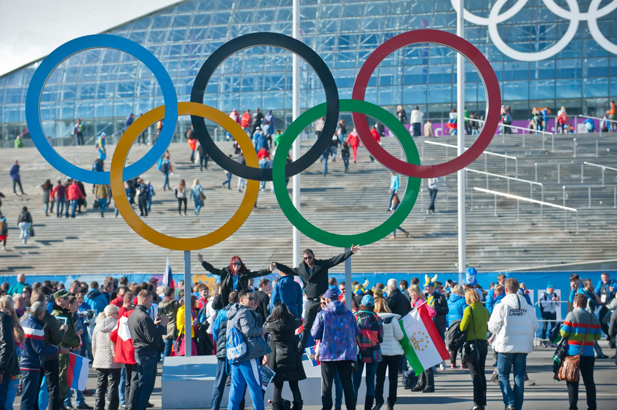 Ľudia prichádzajú na hokejový zápas do Ľadového paláca Boľšoj na XXII. zimných olympijských hrách v Soči