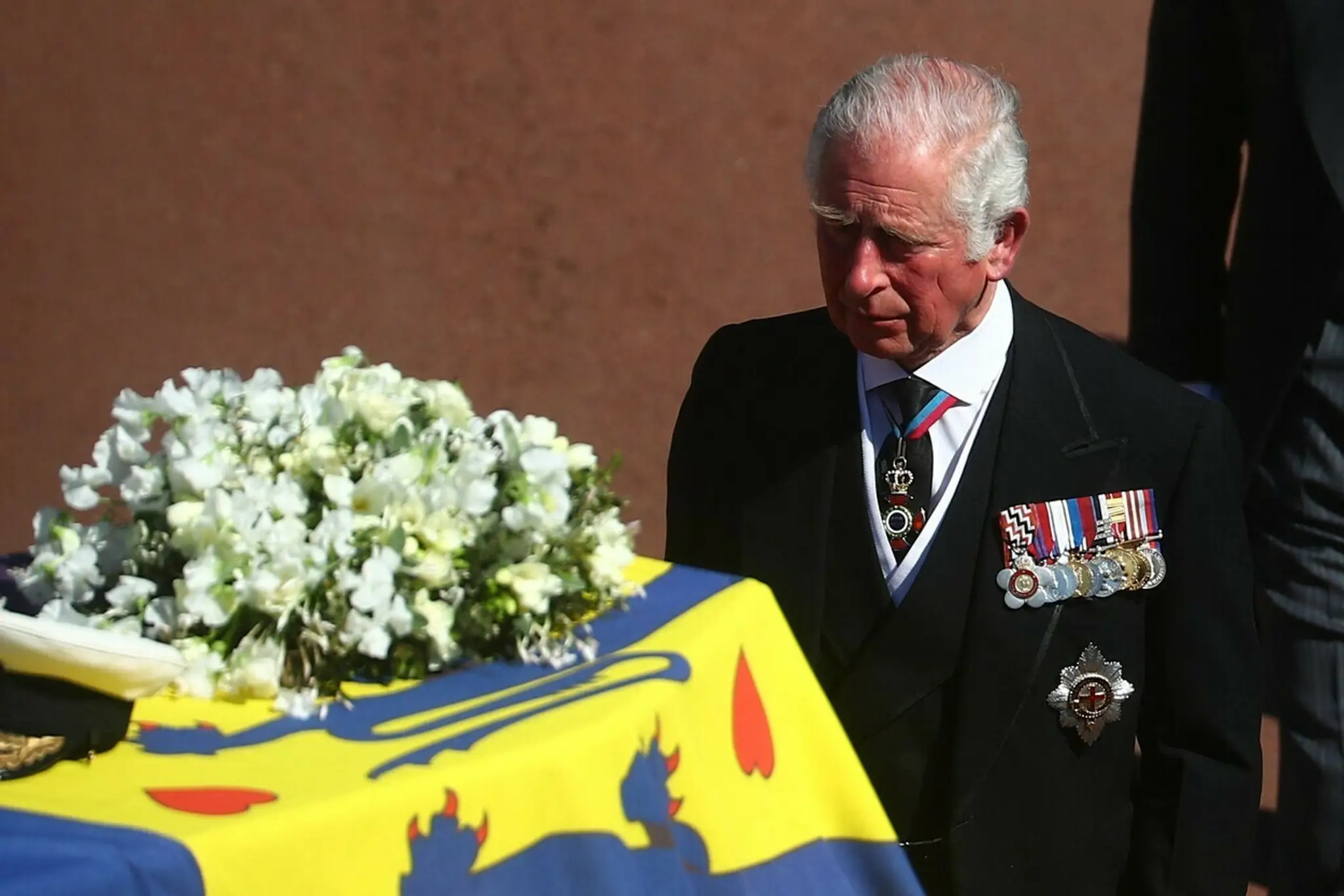 Princ Charles pri truhle svojho otca