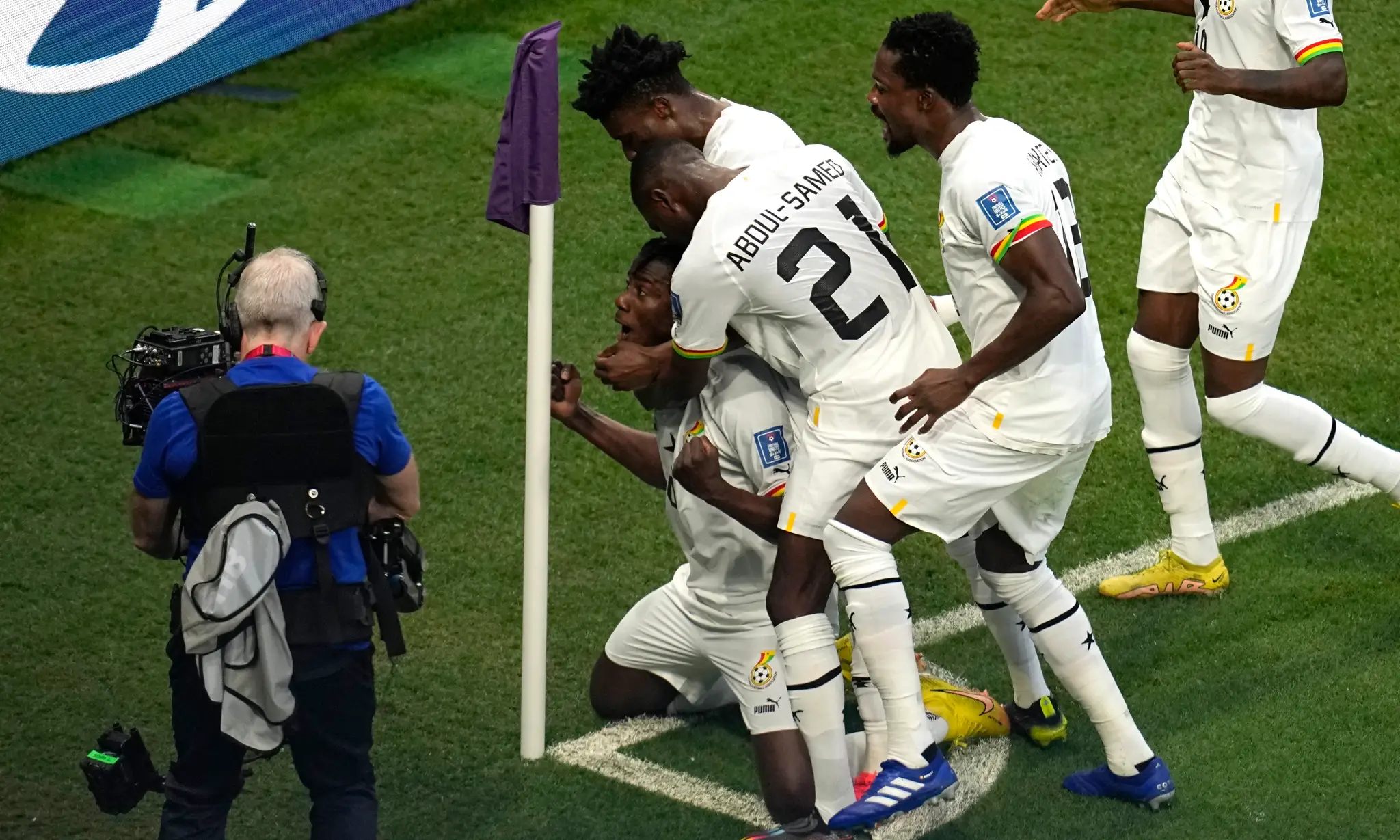 Ghanský futbalista Mohammed Salisu (vľavo) sa teší z gólu so spoluhráčmi.