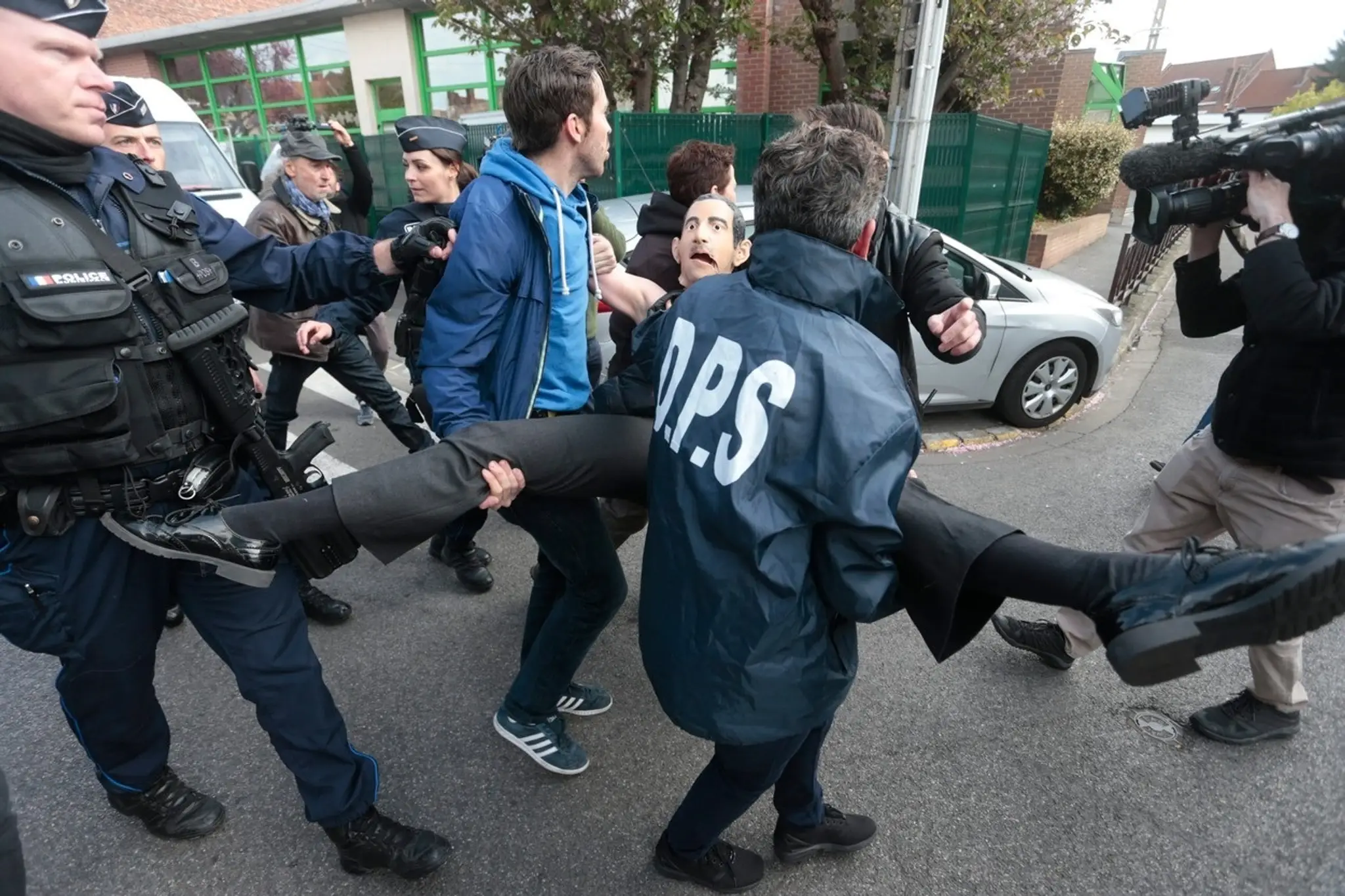 Aktivistku hnutia Femen odvádzajú policajti.