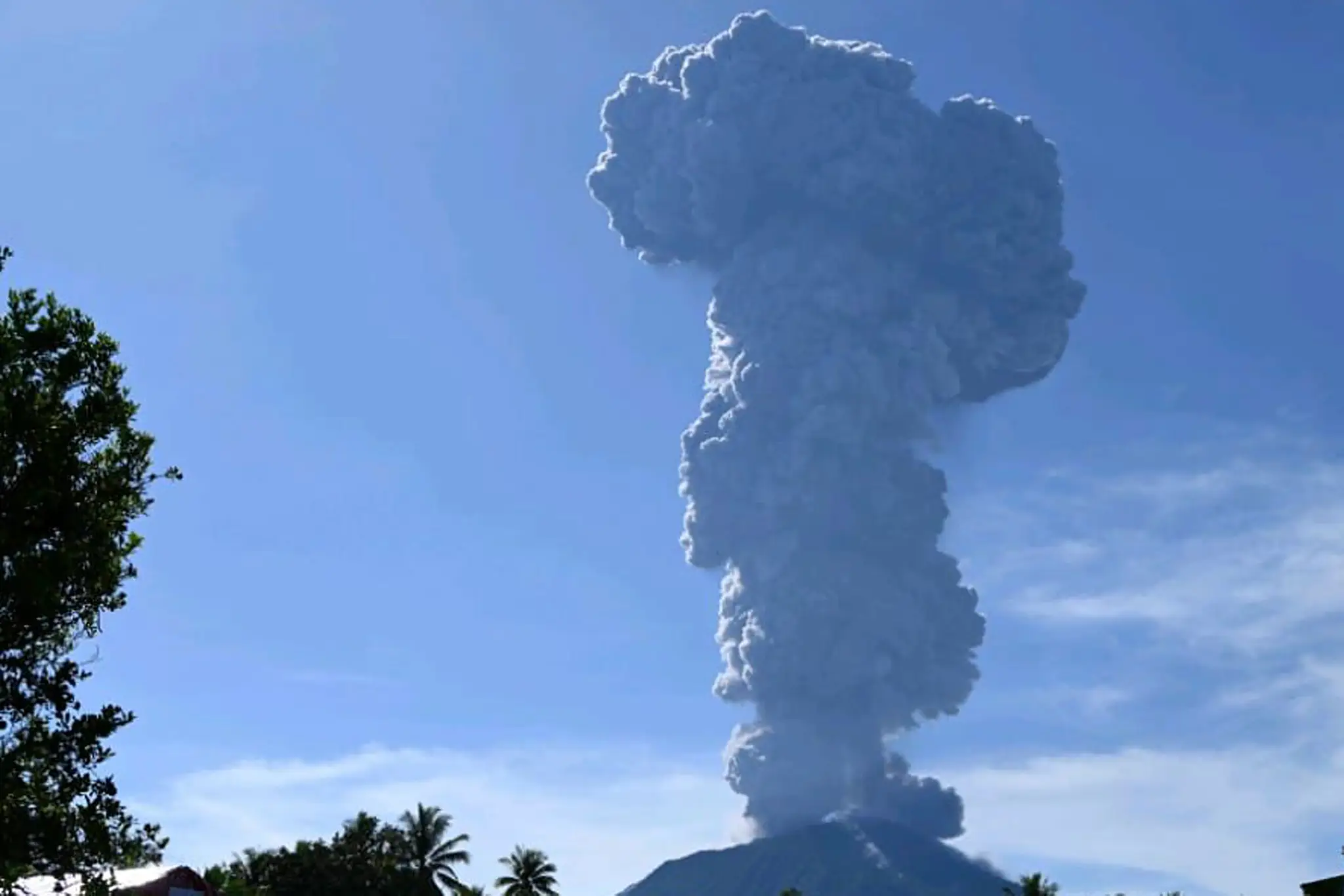 Hora Ibu chrlí do vzduchu vulkanické materiály počas erupcie v západnej Halmahere.
