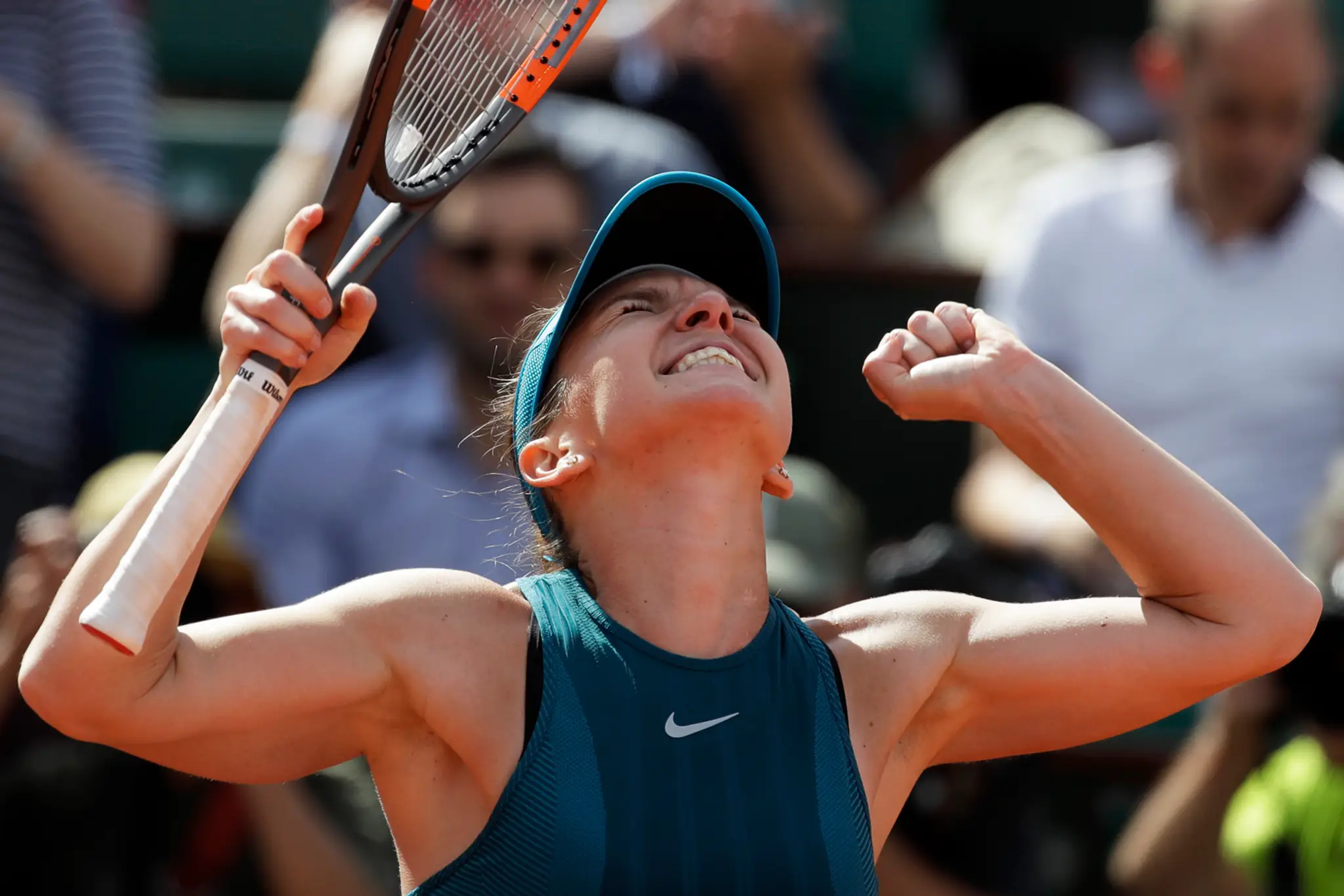 Simone Halepová sa teší z postupu do finále Roland Garros 2018 po triumfe v semifinále nad Garbine Muguruzovou.