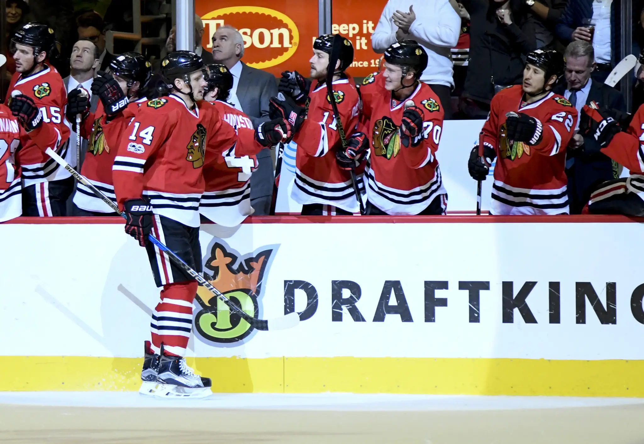 Richard Pánik oslavuje so spoluhráčmi gól v zápase v zápase zámorskej NHL Detroit Red Wings - Chicago Blackhawks.