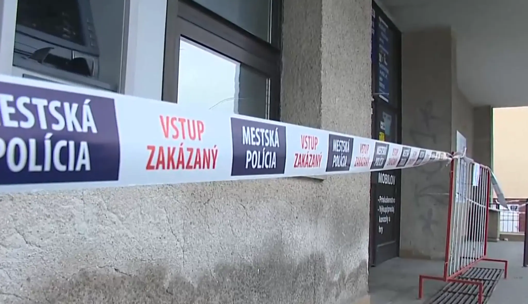 Na snímke páska, ktorá upozorňuje na to, že autobusová stanica v Topoľčanoch je zatvorená.