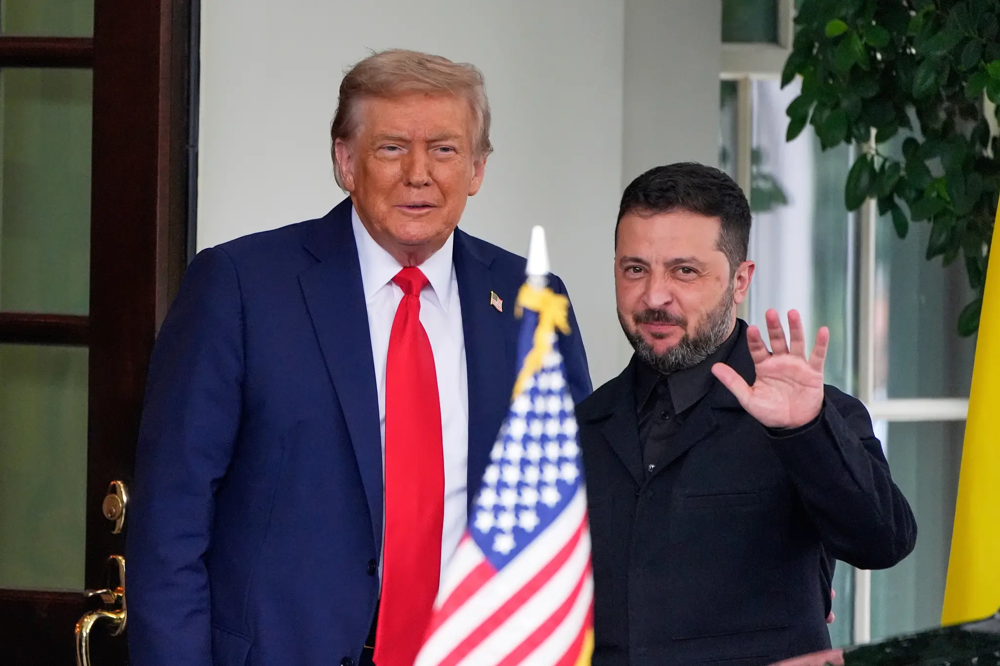  Na archívnej snímke z 18. augusta 2025 prezident USA Donald Trump (vľavo) a prezident Ukrajiny Volodymyr Zelenskyj sa vítajú pred ich stretnutím vo Washingtone.