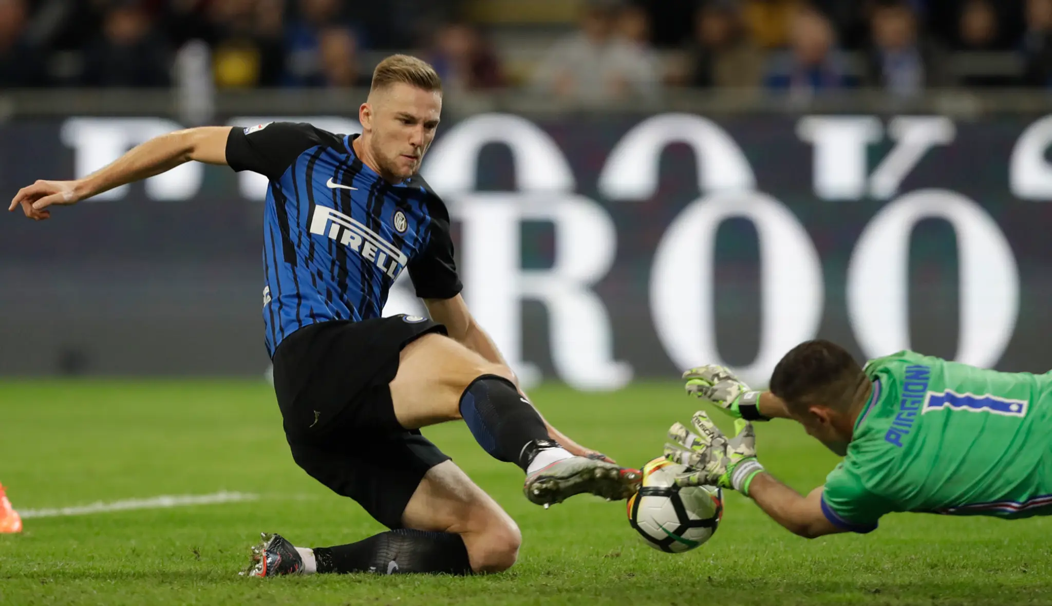 Milan Škriniar z Interu Miláno strieľa gól v zápase 10. kola talianskej Serie A