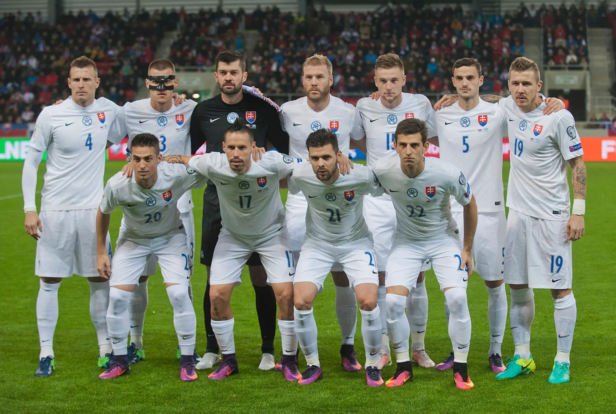 Slovenská reprezentácia pózuje pred kvalifikačným duelom MS 2018 proti Škótsku.
