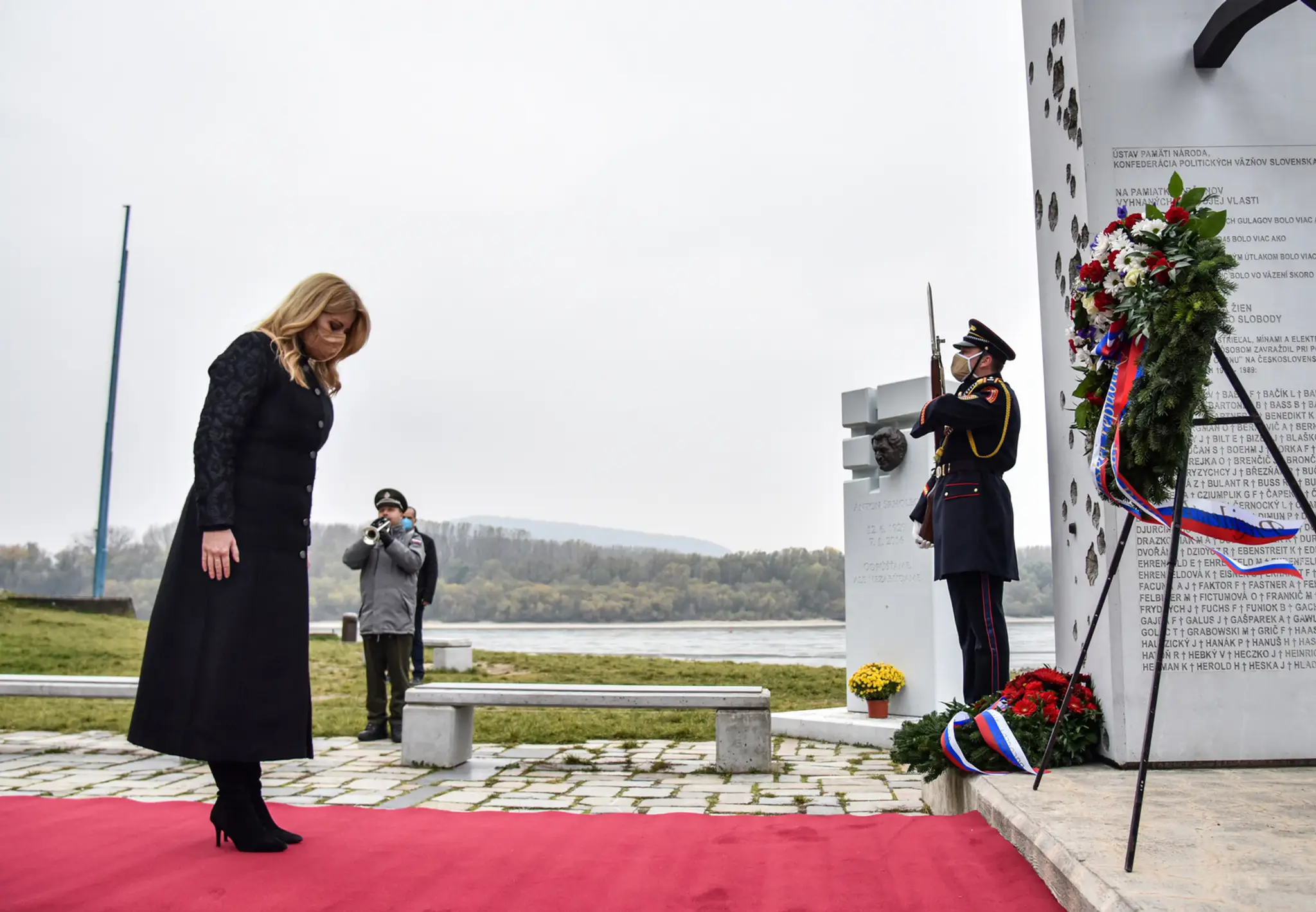 Prezidentka SR Zuzana Čaputová počas položenia venca k pamätníku Brána slobody na Devíne.