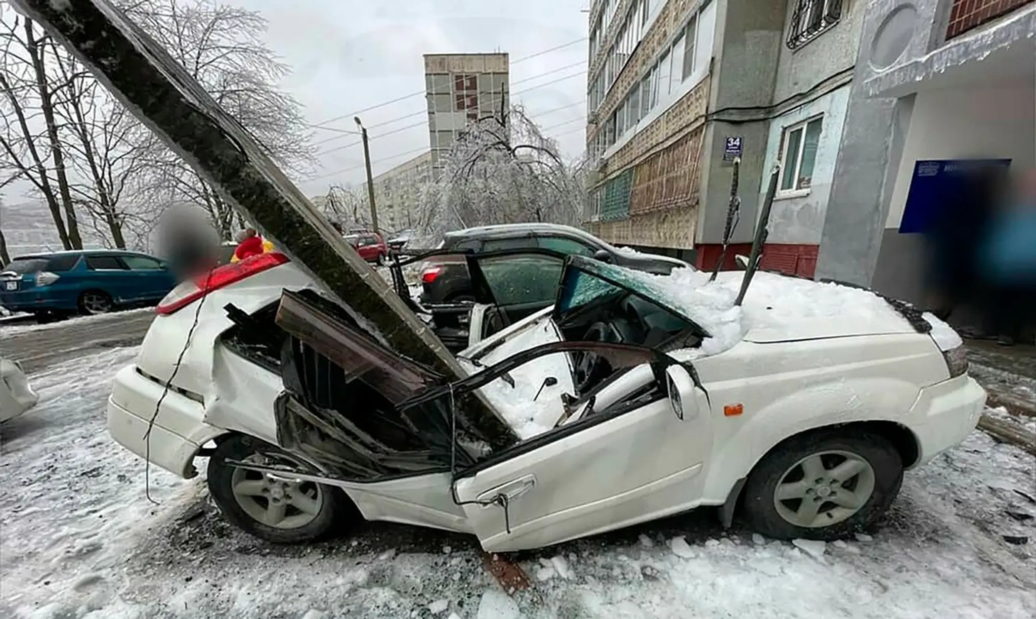 Zamrznutá dopravná značka vo Vladivostoku po mrznúcom daždi.
