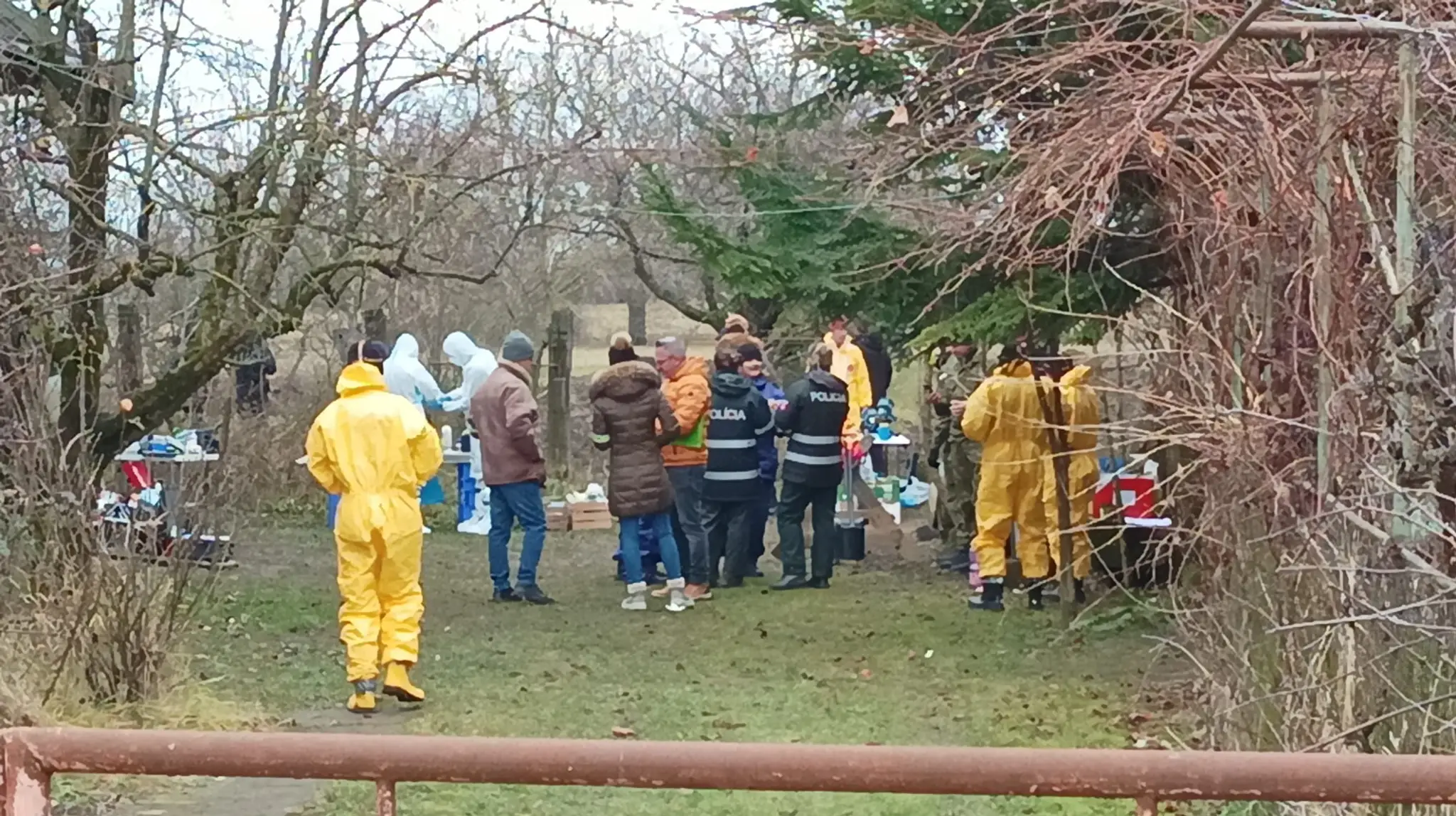 Vyšetrovatelia vykonávajú prehliadku domu