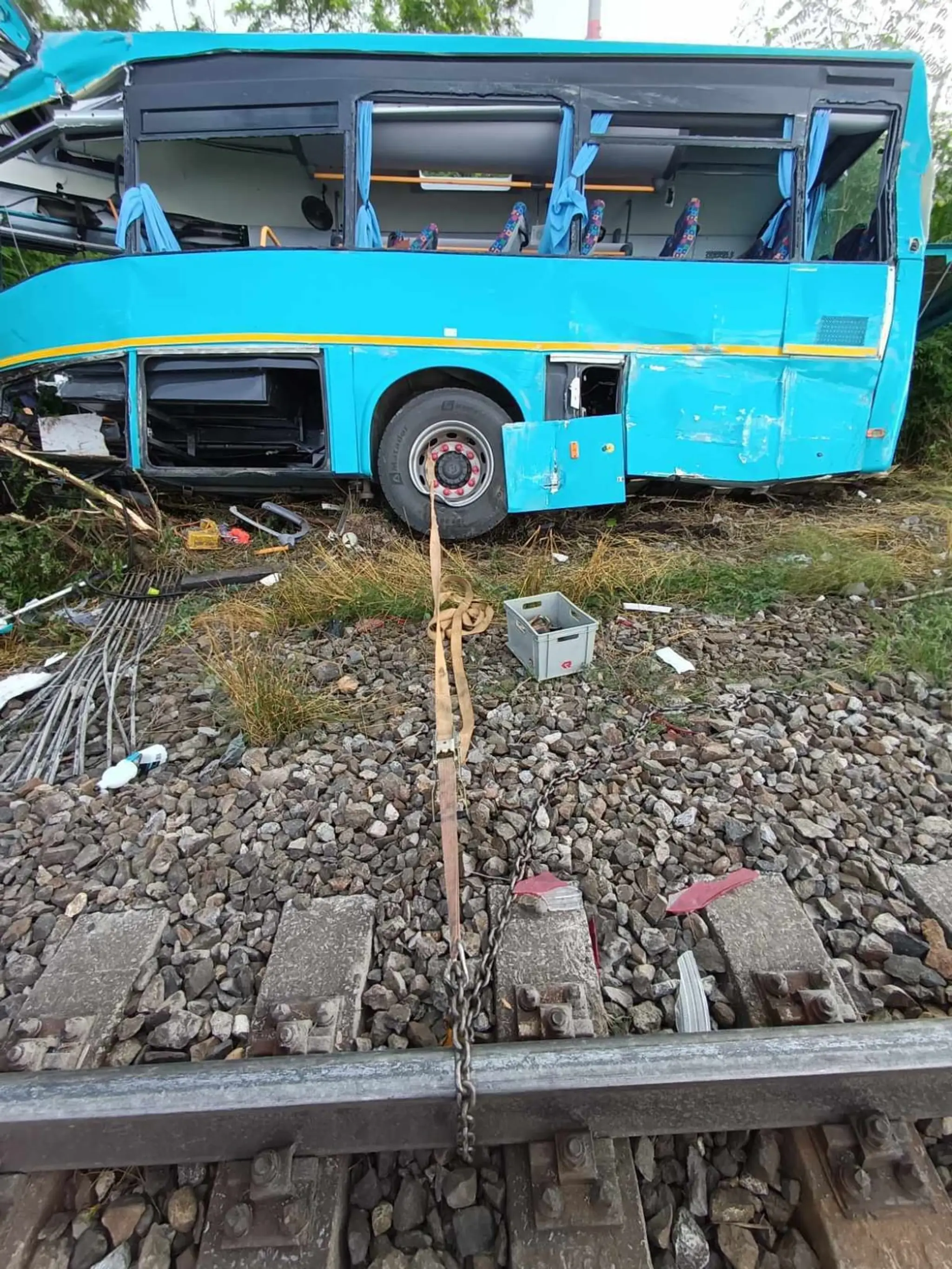 Autobus po zrážke s vlakom