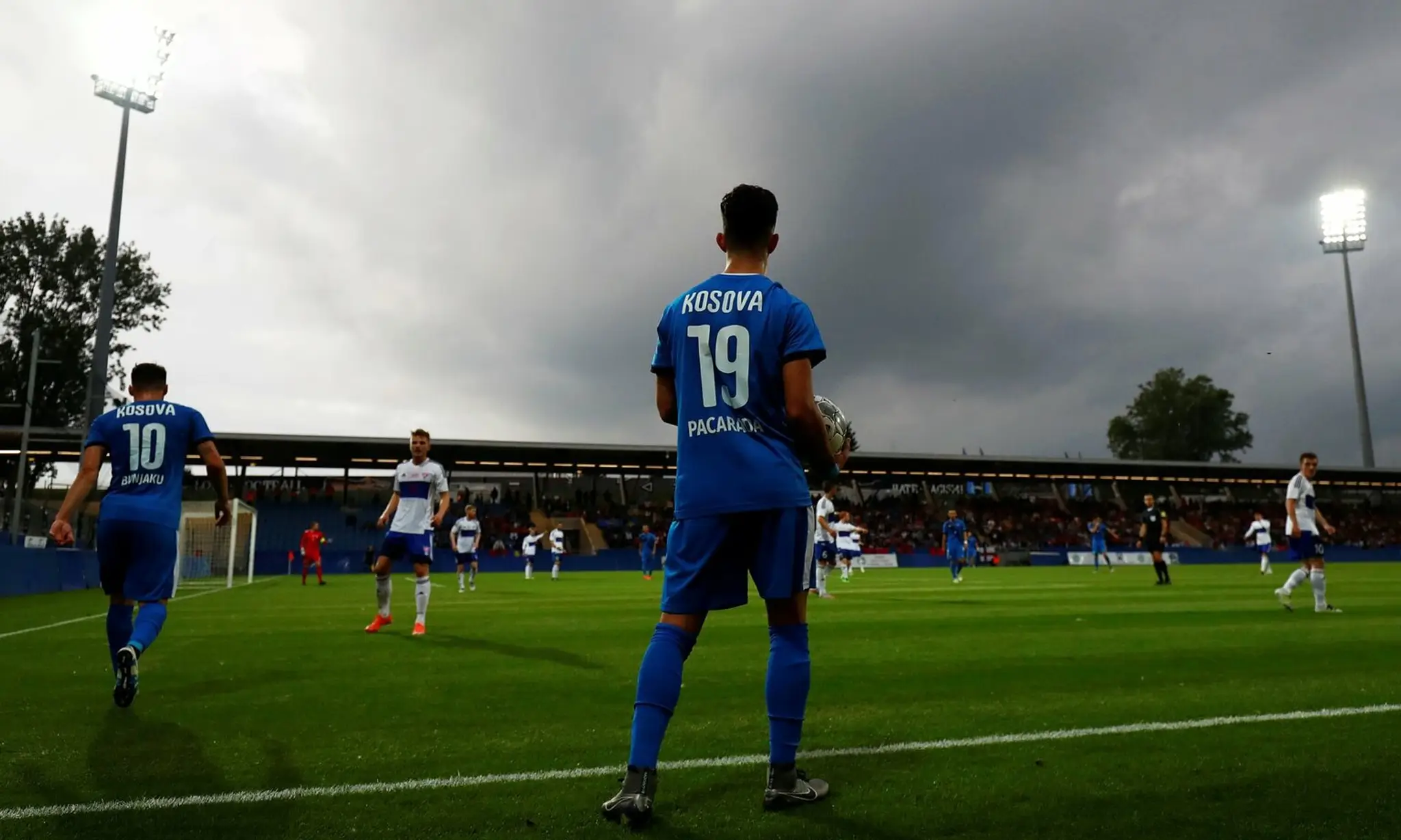 Hráči Kosova (v modrom) v prípravnom dueli proti Faerským ostrovom.