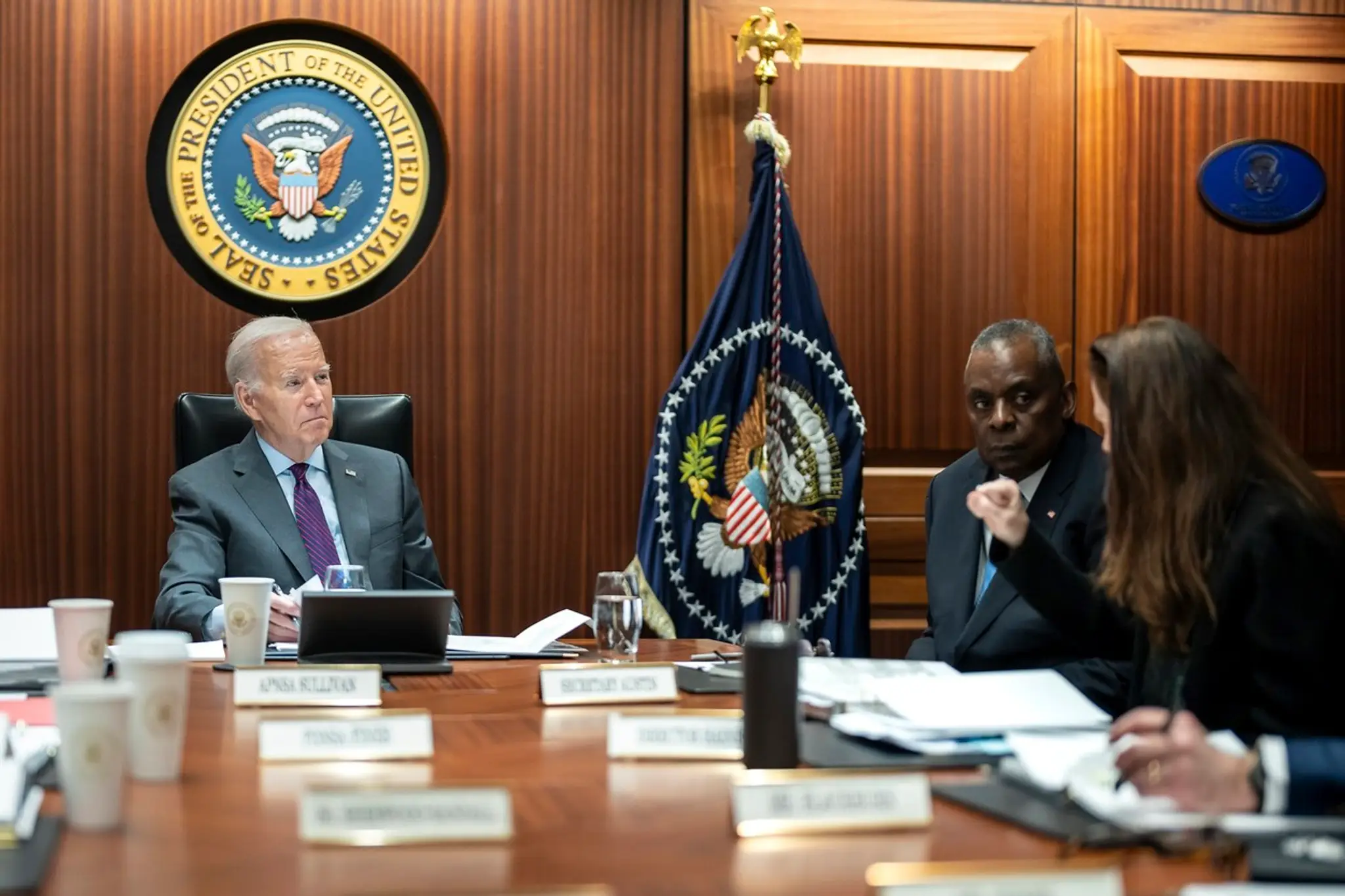 Prezident USA Joe Biden a minister obrany Lloyd Austin počas briefingu v Bielom dome.