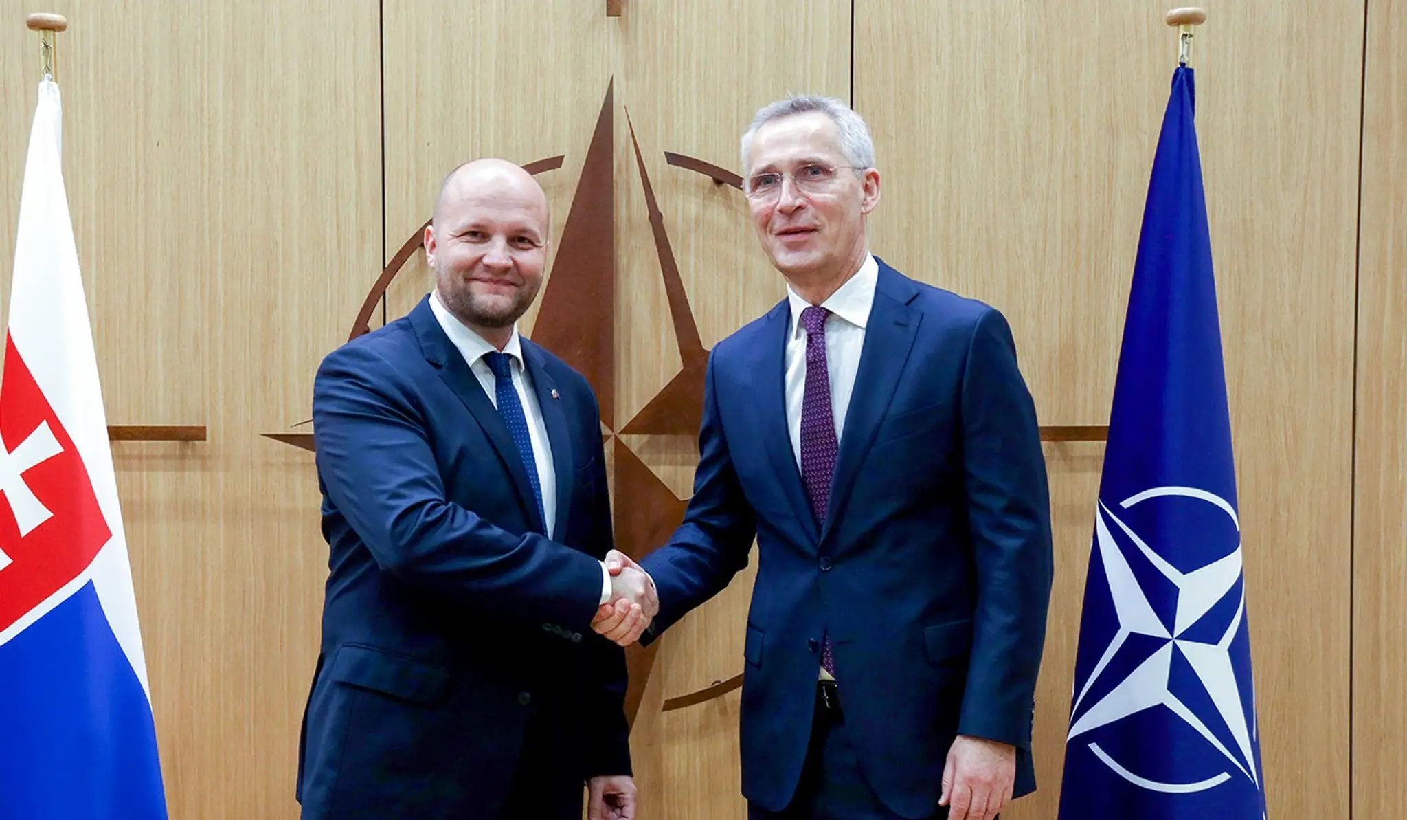 Dočasne poverený minister obrany SR Jaroslav Naď  (vľavo) a generálny tajomník NATO Jens Stoltenberg pózujú počas stretnutia v Bruseli.