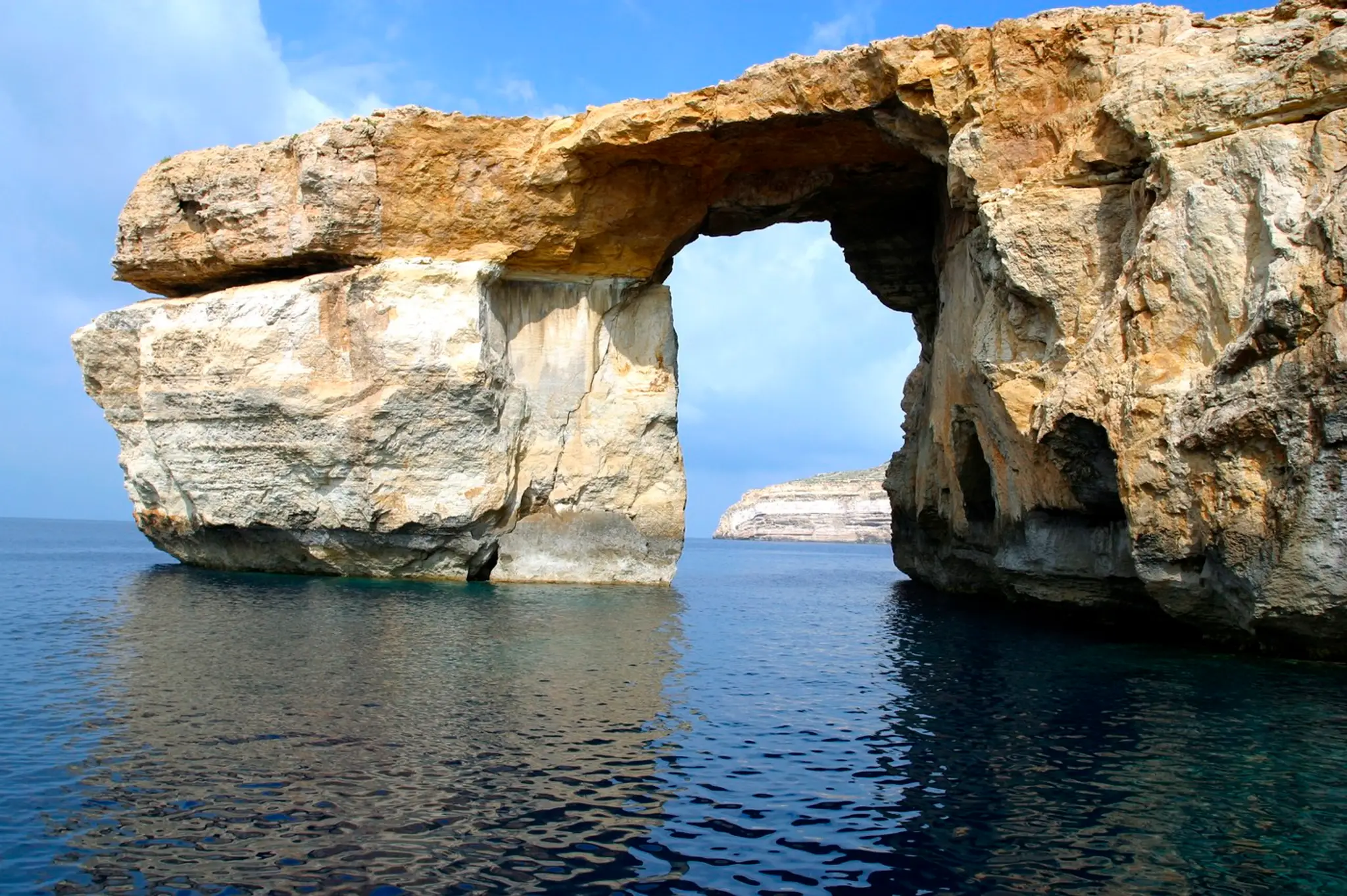 Skalný útvar Wied il-Mielaħ na ostrove Gozo.