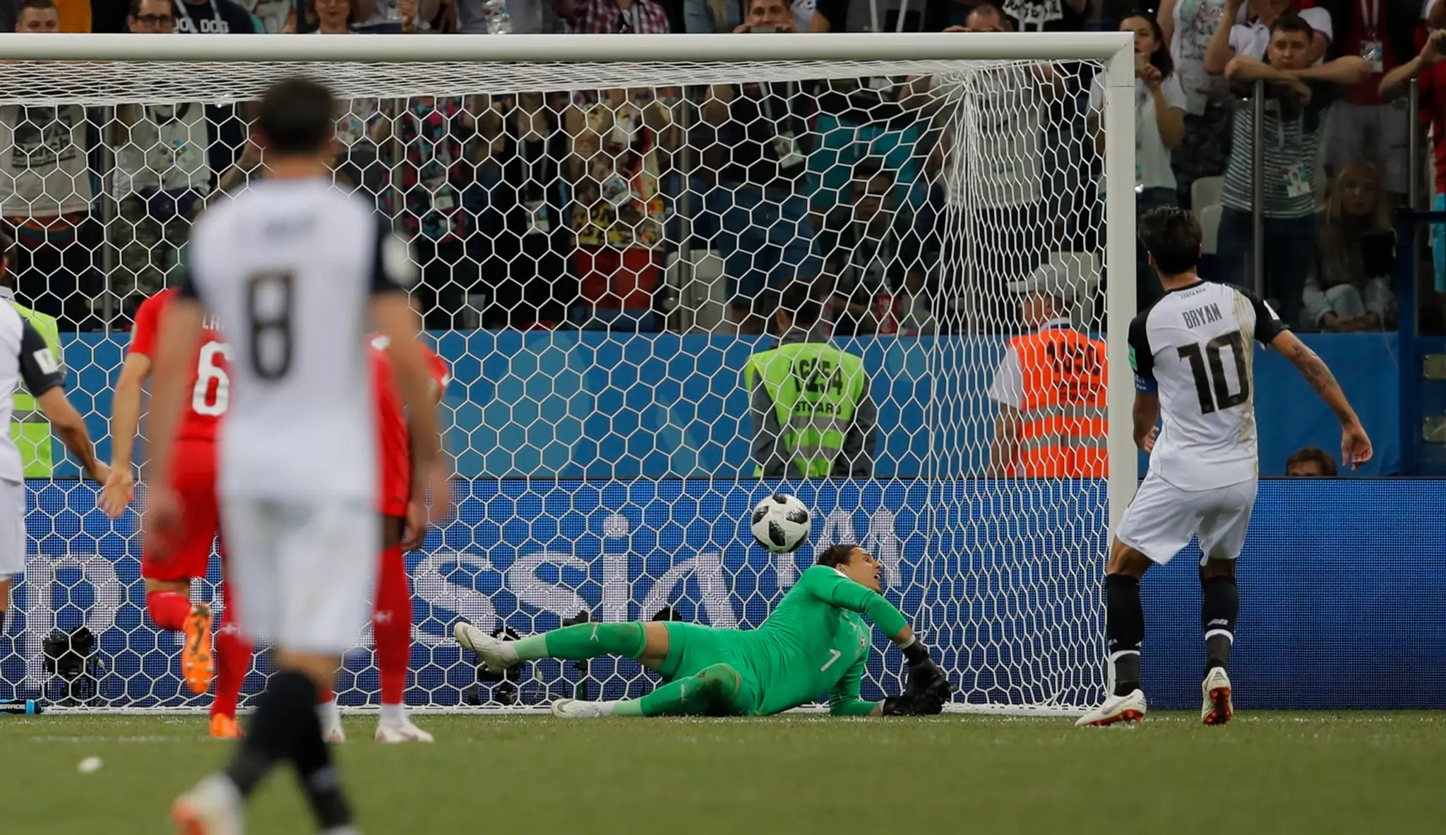 Švajčiarsky brankár Yann Sommer si dal vlastný gól.